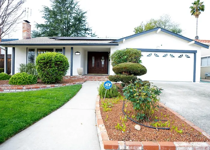 Grand Lux 4Br Prime Location & Serene Yard