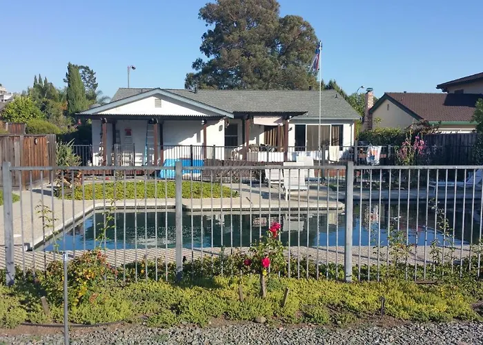 Mark\'S Poolside Retreat