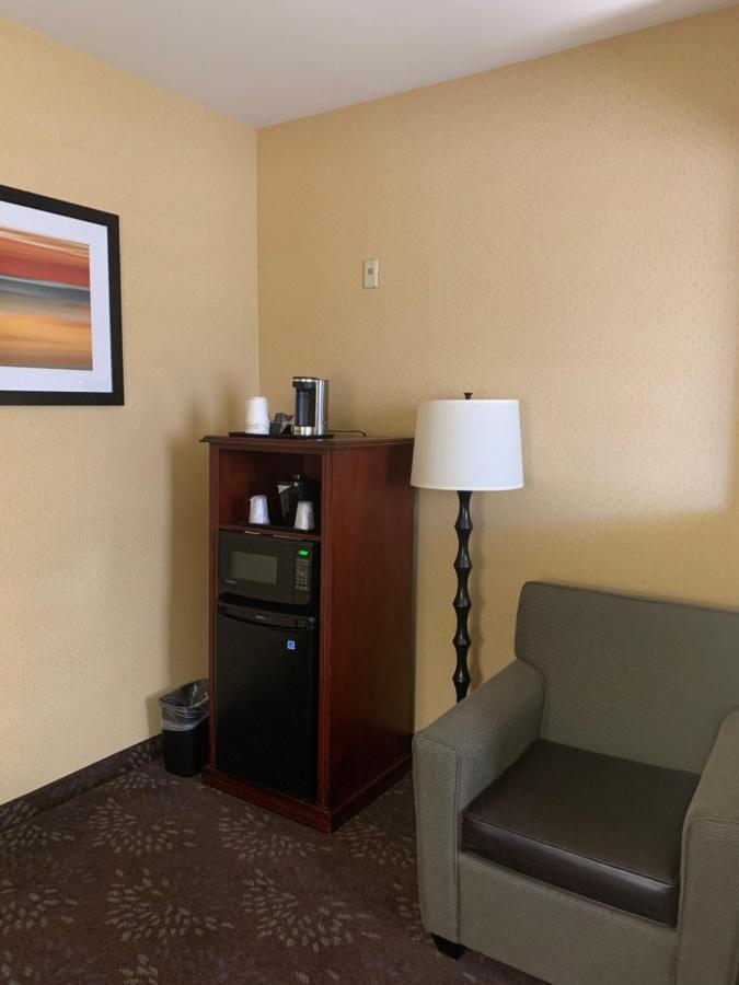 Country & By Radisson, International Airport, Ca 3*