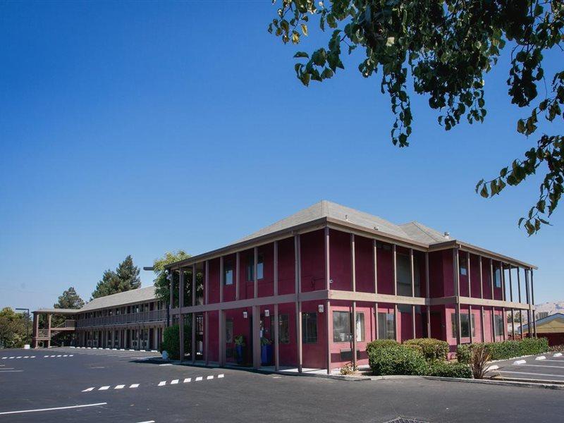 Alura Motel 2*