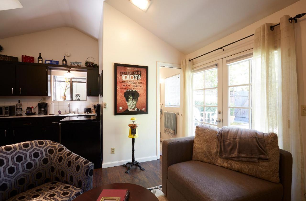 Guest house Willow Glen Private - 1 Queen Bed And 1 Queen Inflatable