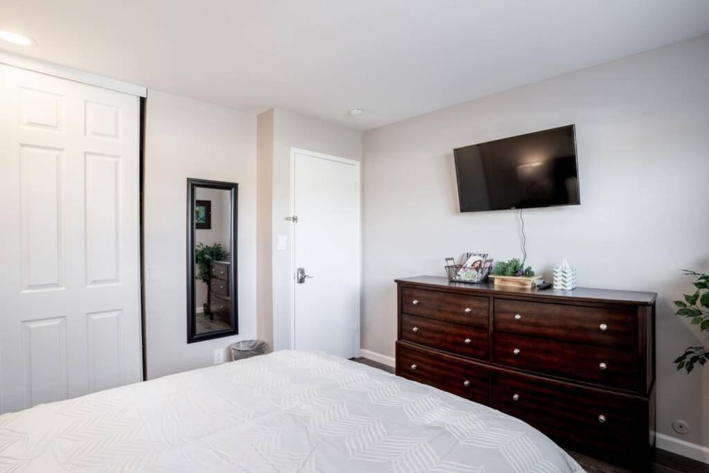 Luxury Near Oakridge Mall For Vacation/work Apartment *