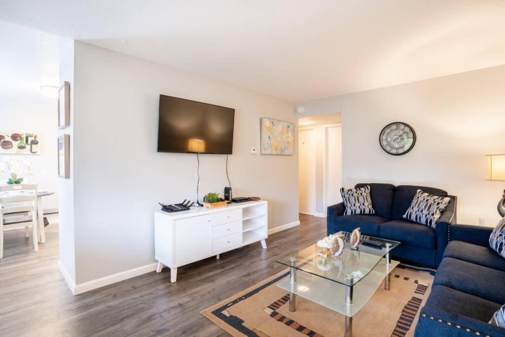 Apartment Luxury Near Oakridge Mall For Vacation/work *