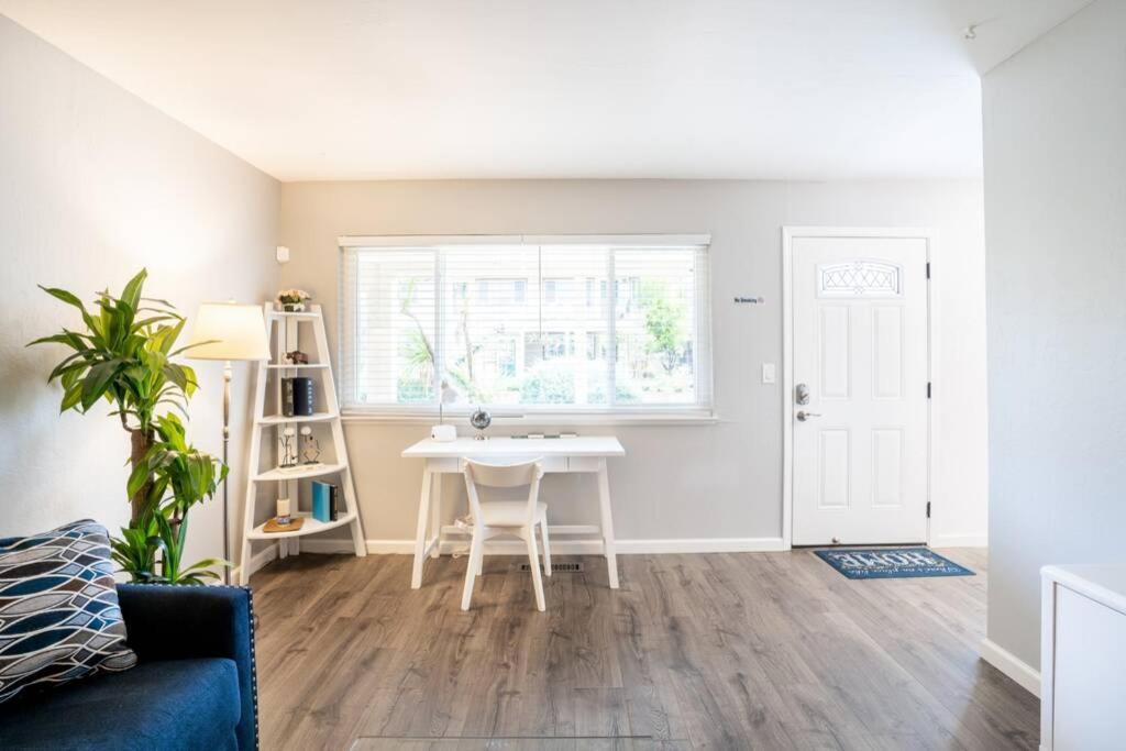 Luxury Near Oakridge Mall For Vacation/work Apartment *