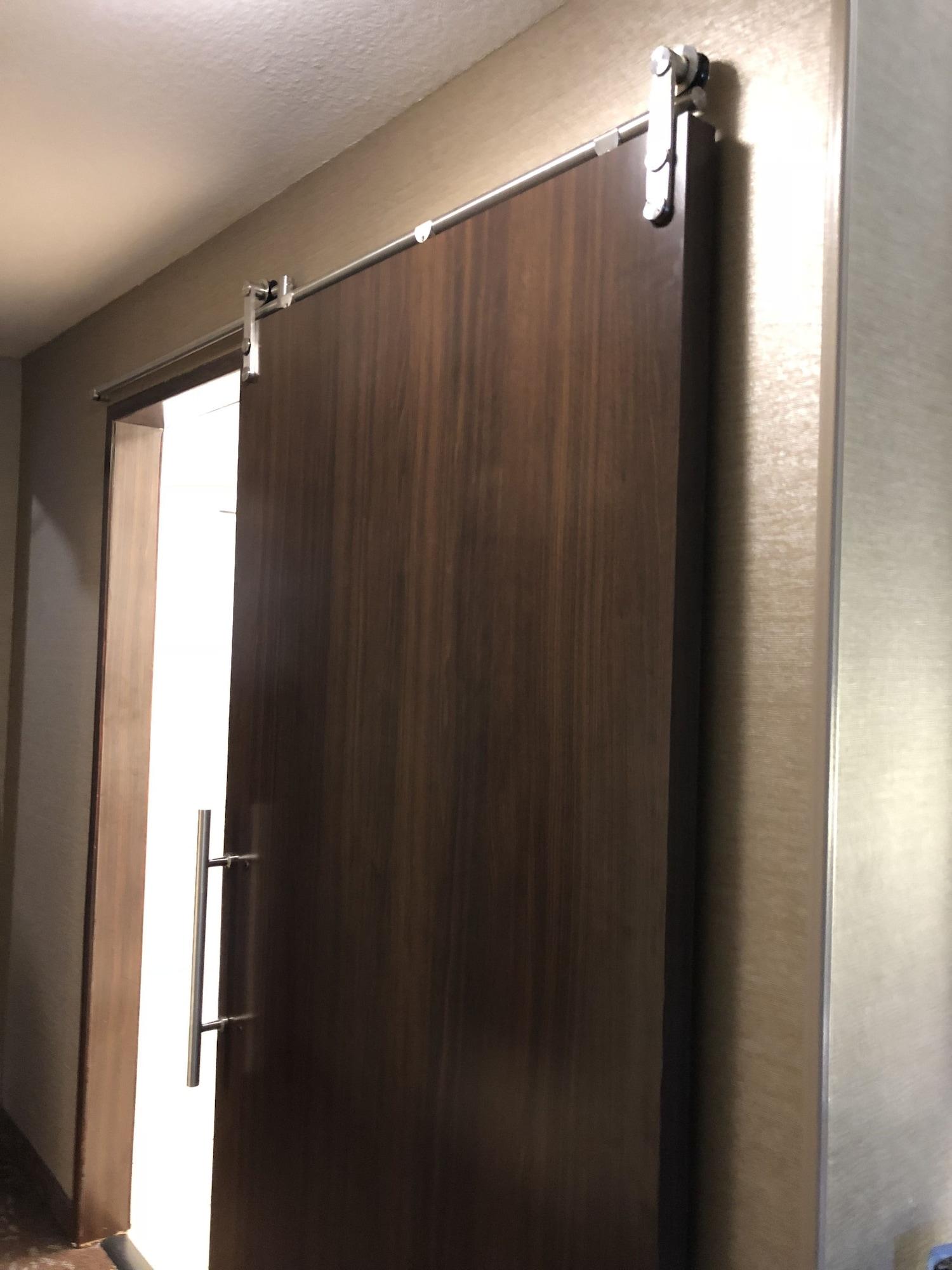 Country & By Radisson, International Airport, Ca Hotel