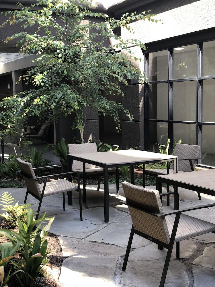 Country & By Radisson, International Airport, Ca 3*