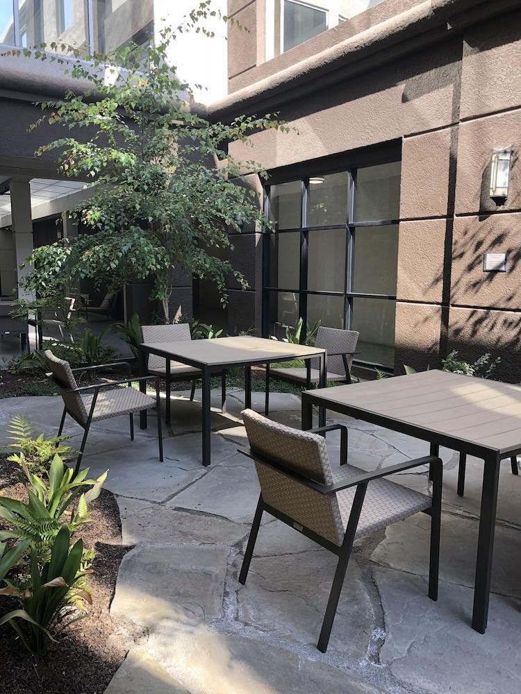 Country & By Radisson, International Airport, Ca Hotel