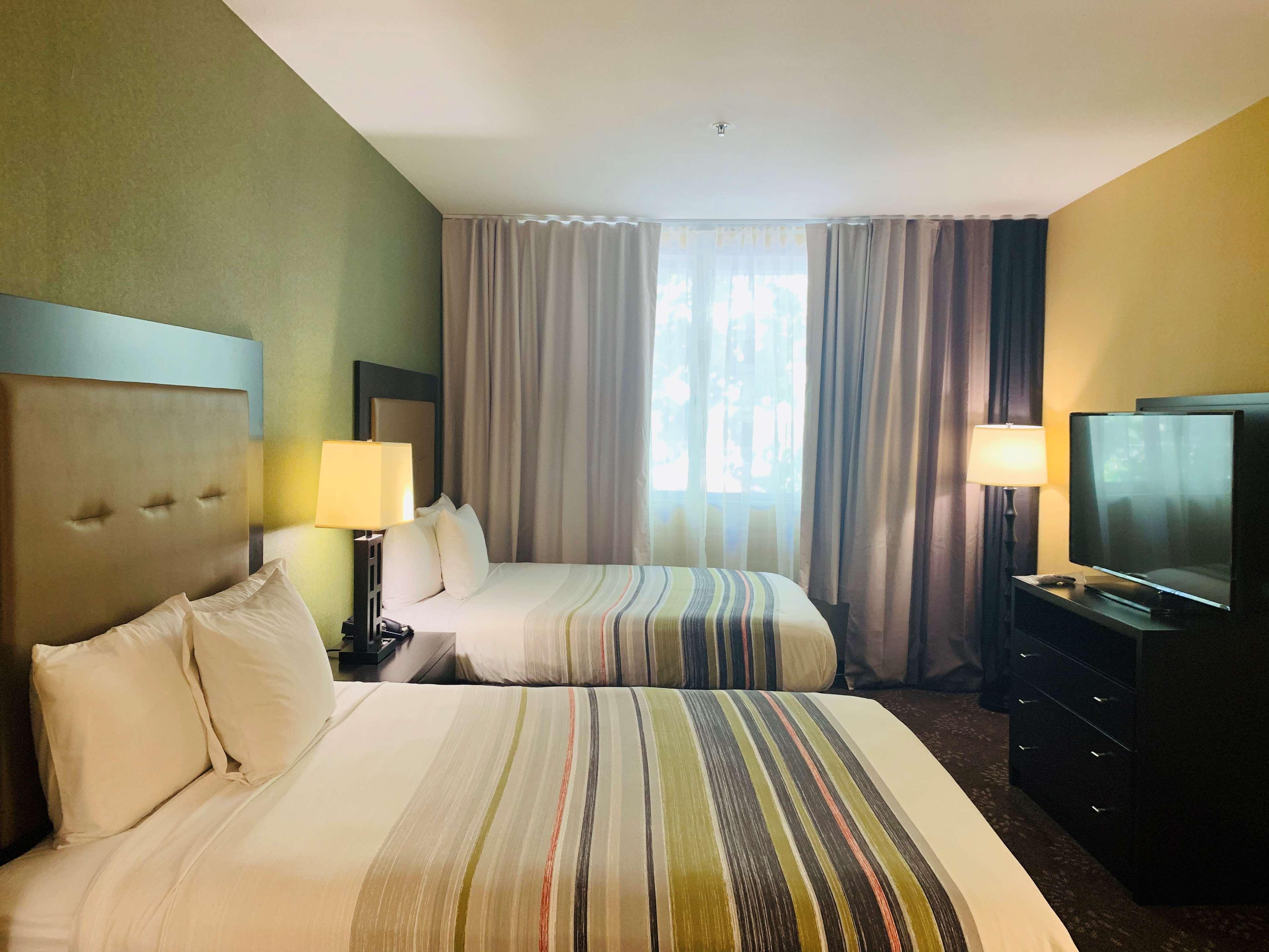 Country & By Radisson, International Airport, Ca Hotel