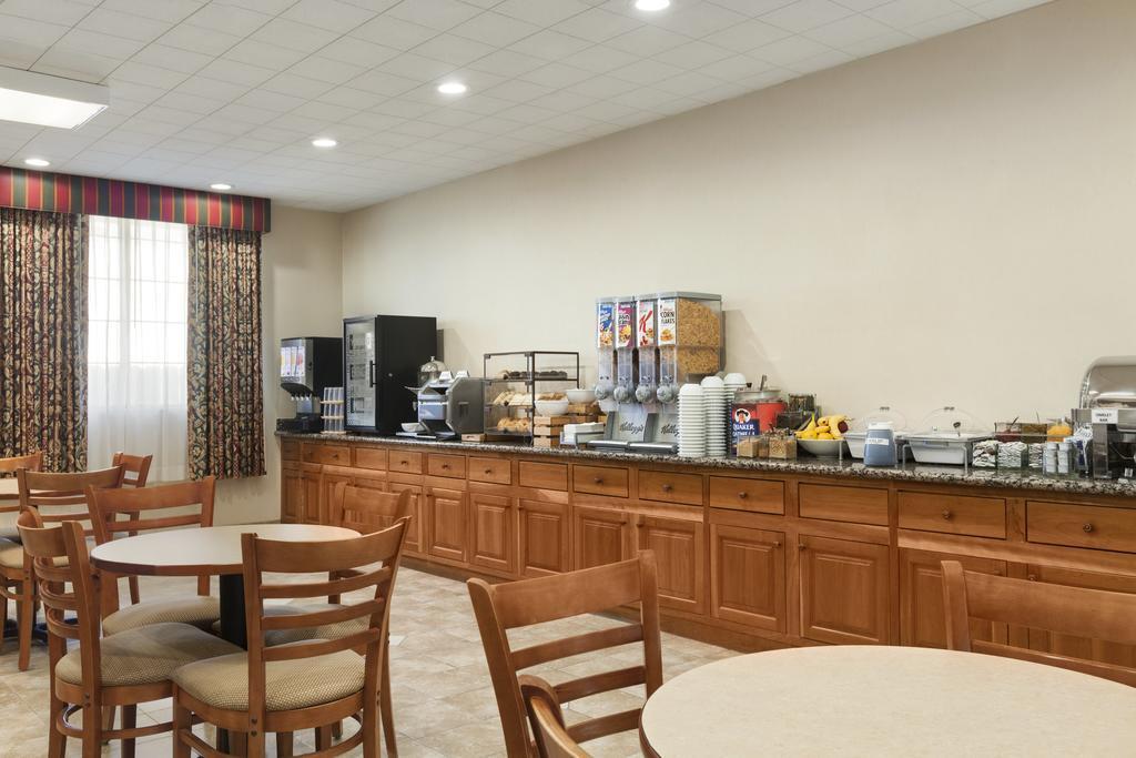 Country & By Radisson, International Airport, Ca 3*