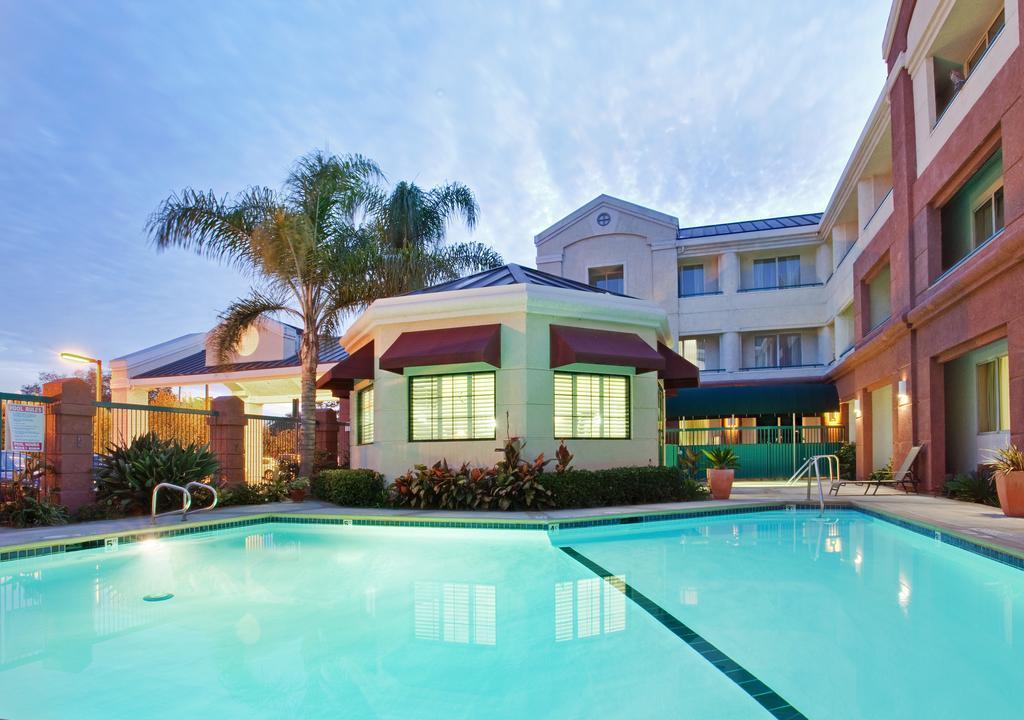 Country & By Radisson, International Airport, Ca 3*