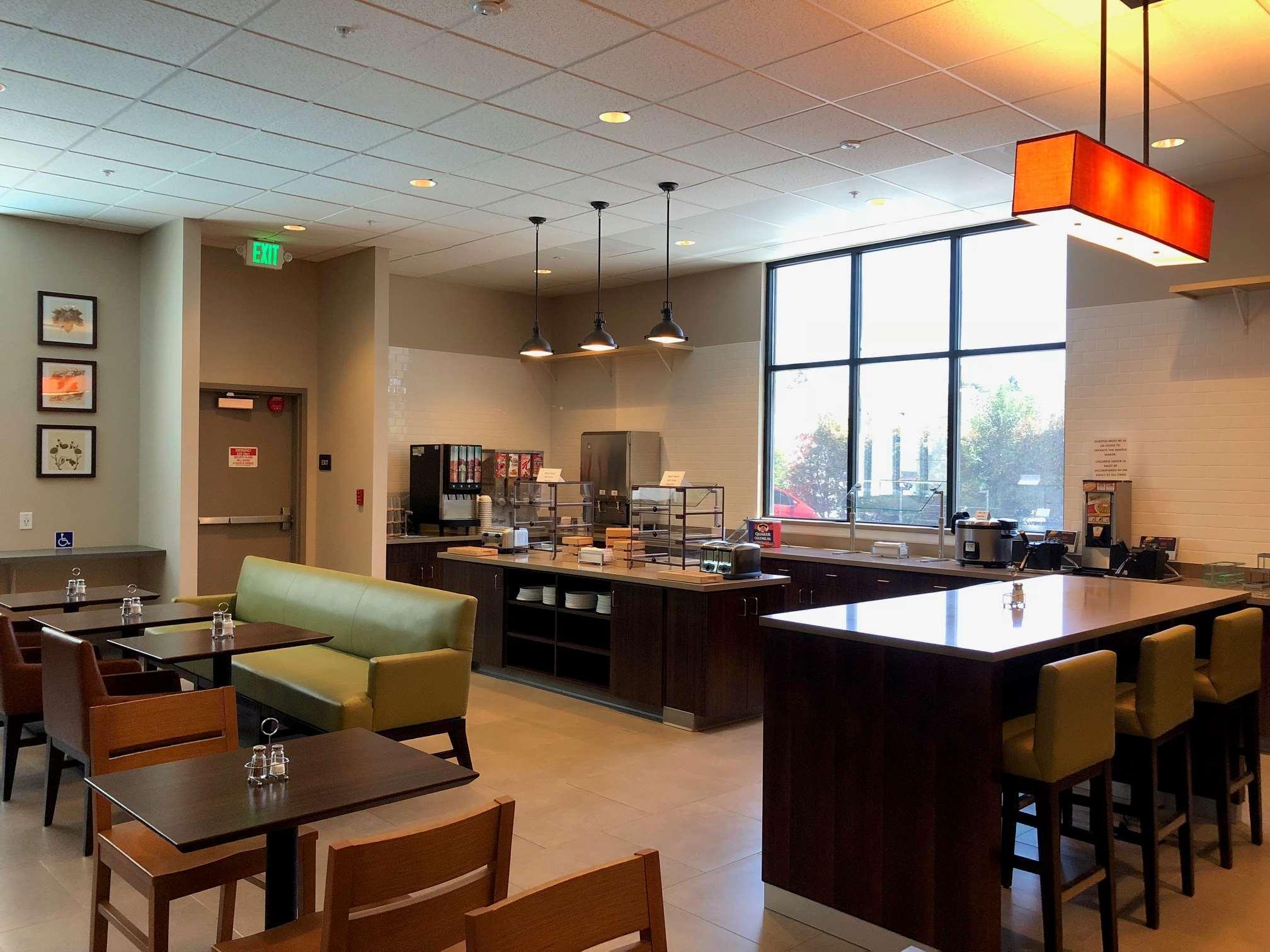 Country & By Radisson, International Airport, Ca Hotel