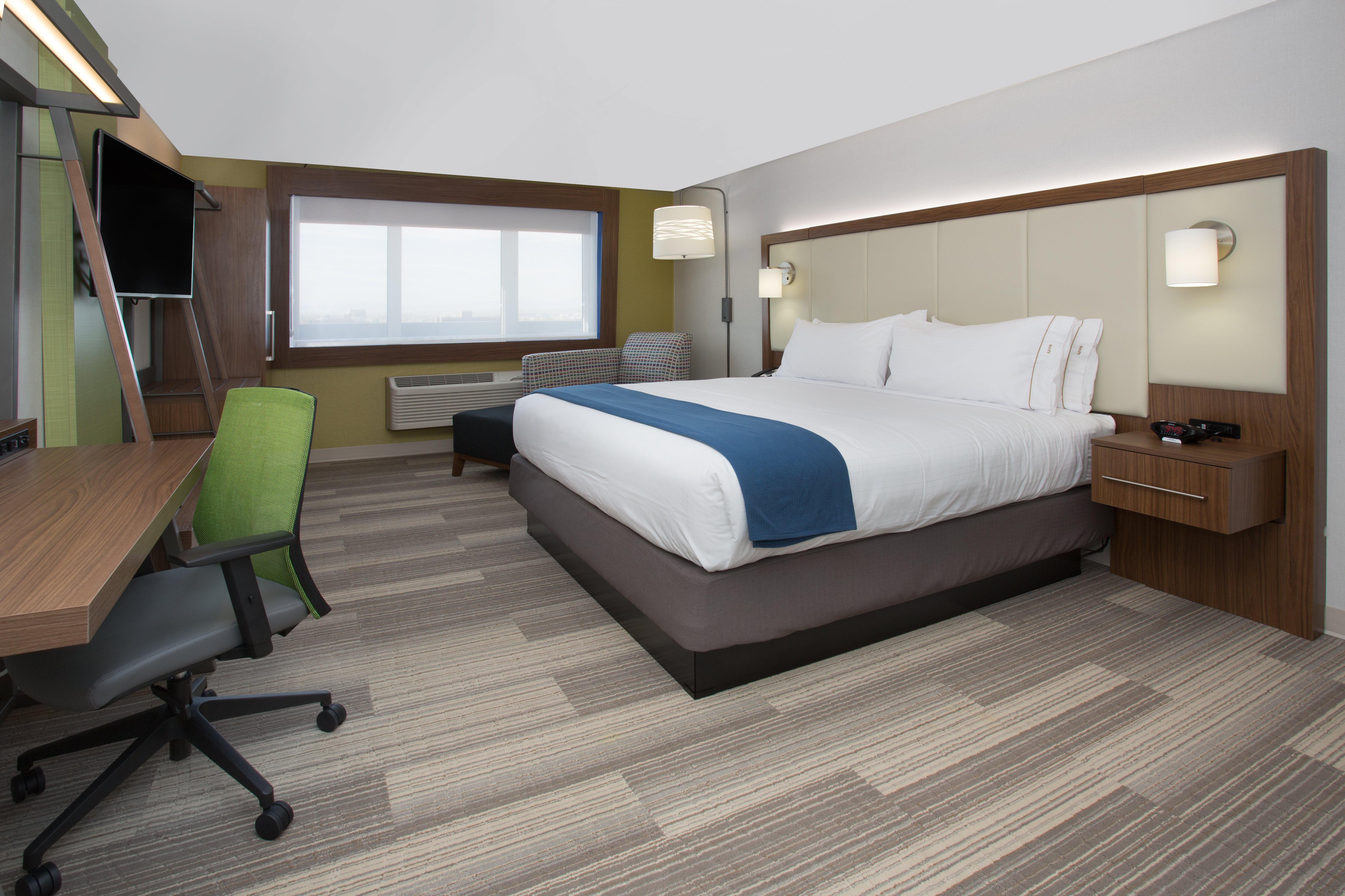 Express & - Airport By Ihg Hotel