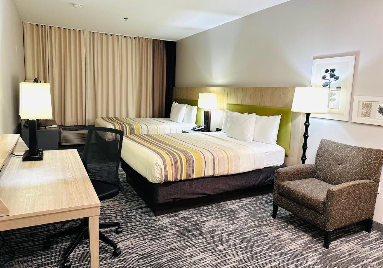 Country & By Radisson, International Airport, Ca