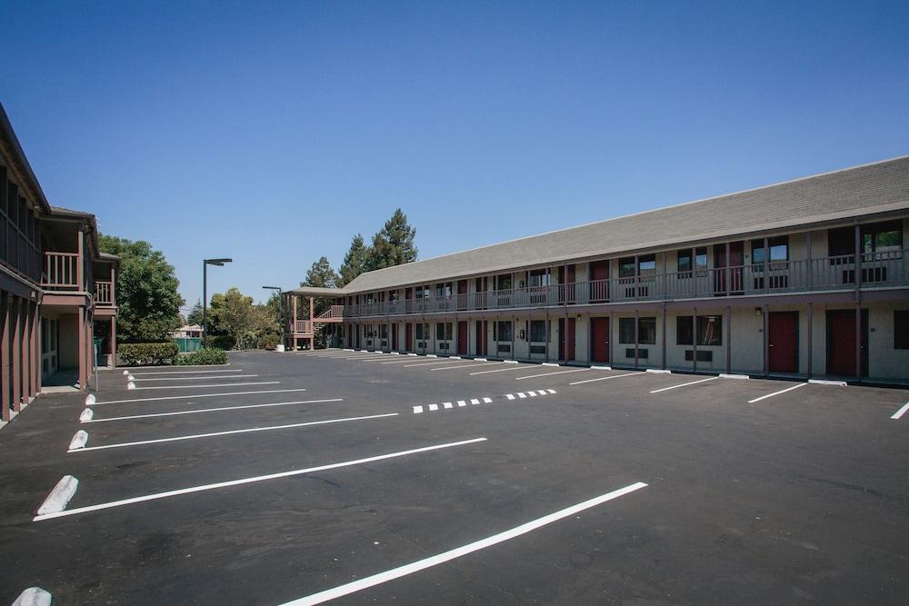Alura Motel