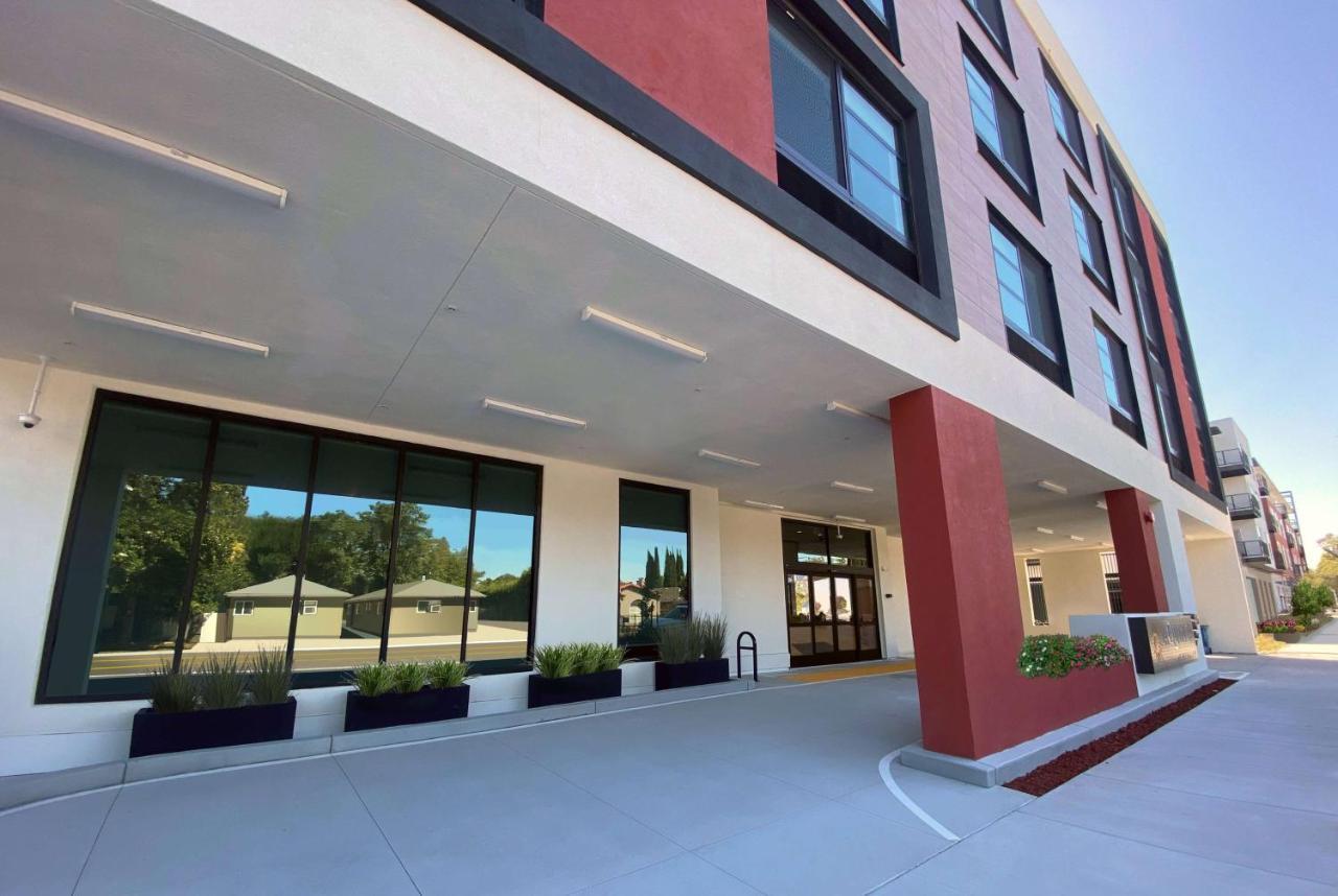 La Quinta & By Wyndham Airport-downtown Hotel