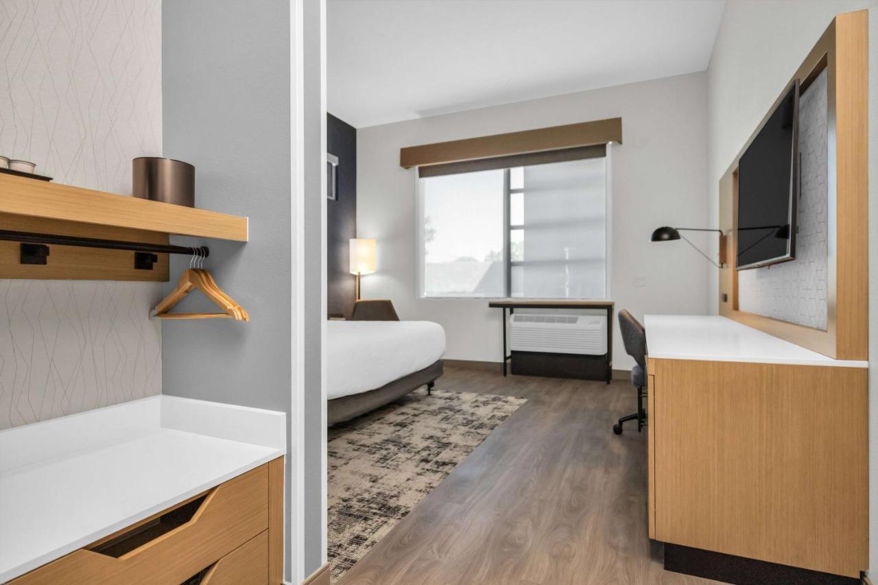 La Quinta & By Wyndham Airport-downtown Hotel