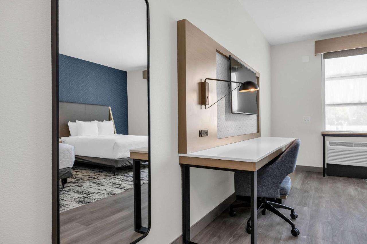 Hotel La Quinta & By Wyndham Airport-downtown