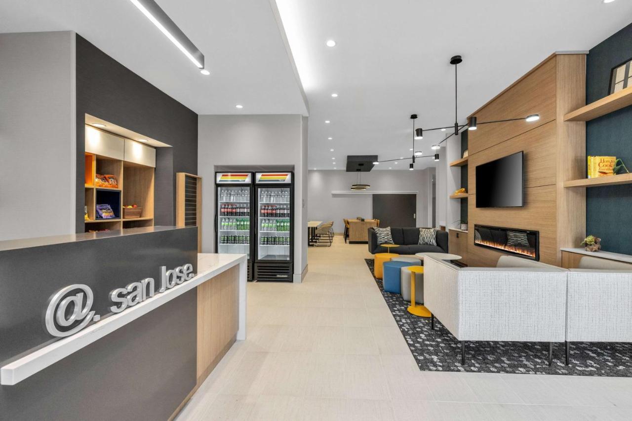 La Quinta & By Wyndham Airport-downtown Hotel