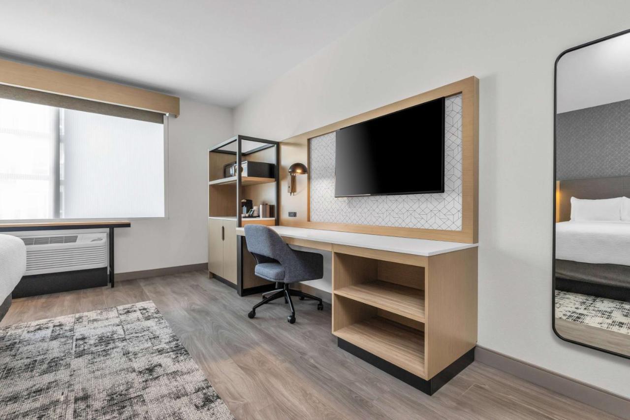 Hotel La Quinta & By Wyndham Airport-downtown