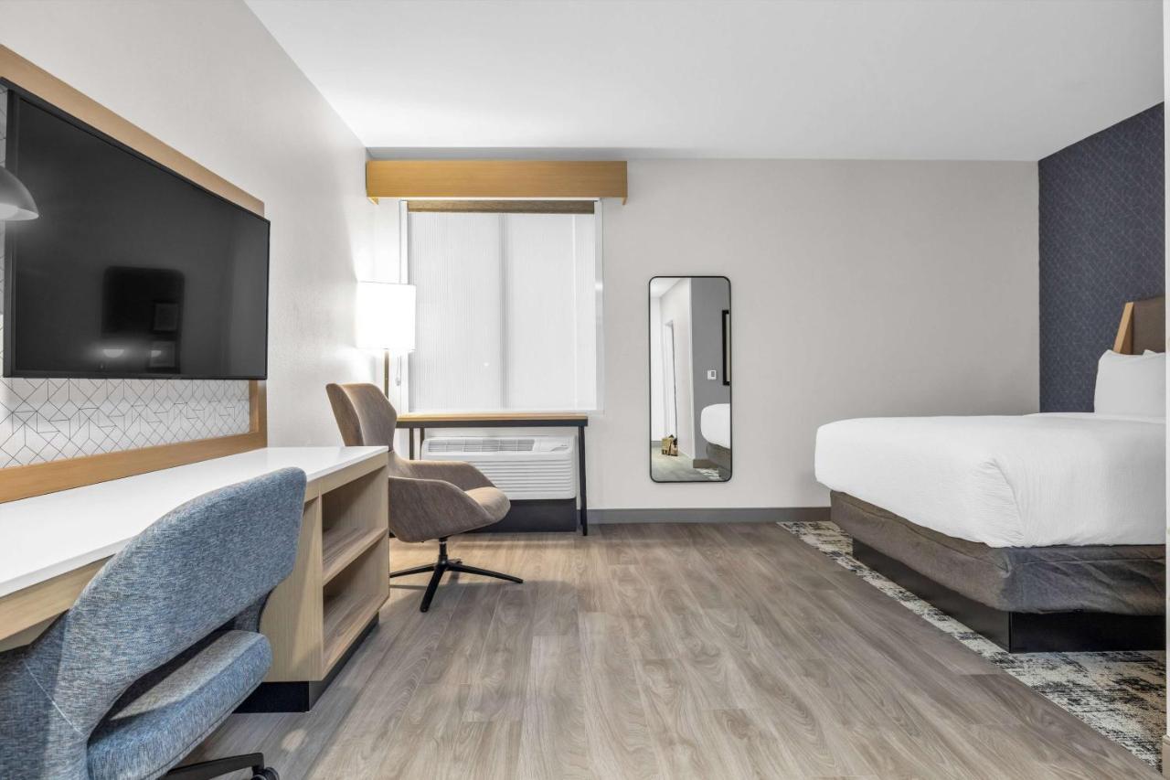 La Quinta & By Wyndham Airport-downtown Hotel