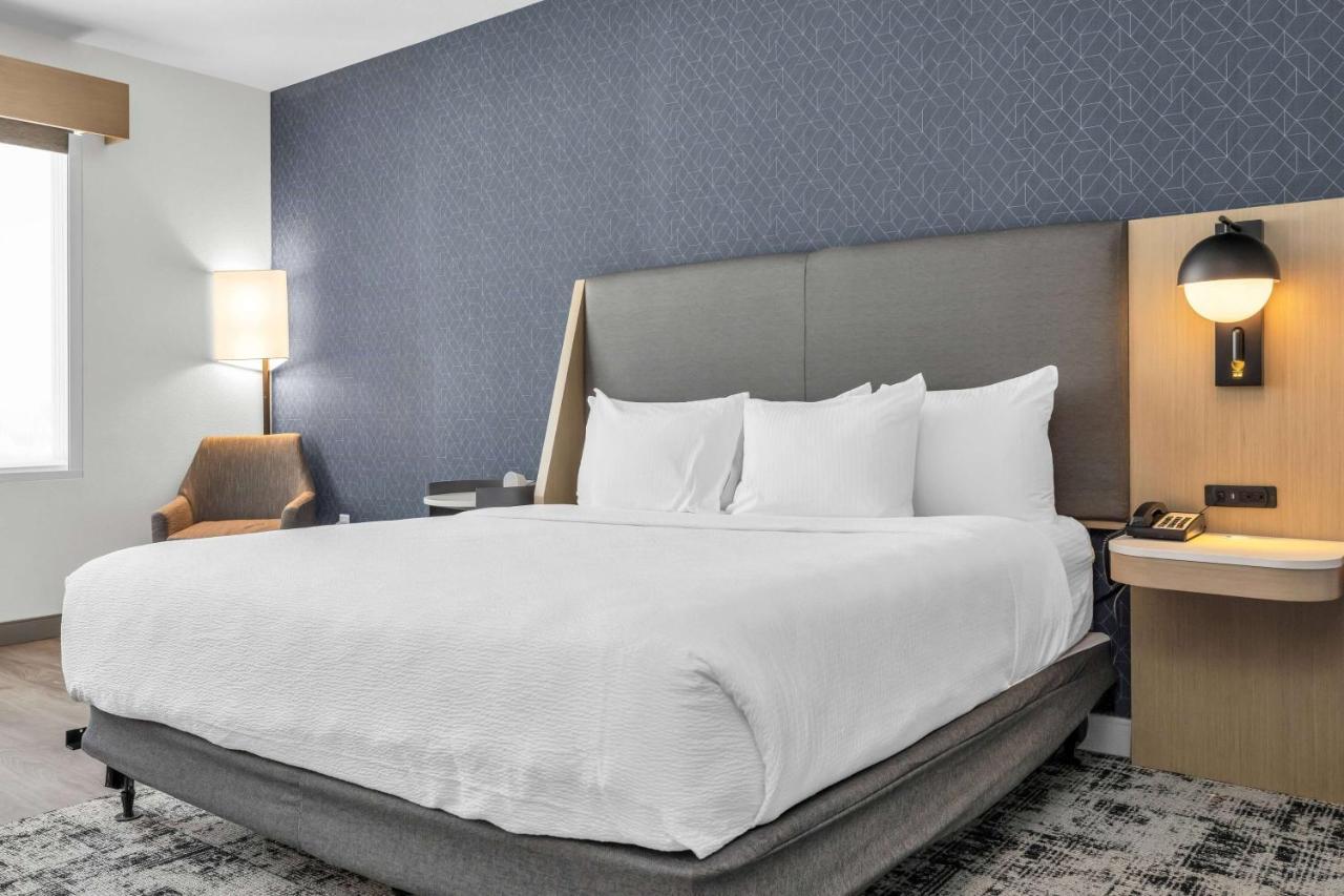 Hotel La Quinta & By Wyndham Airport-downtown