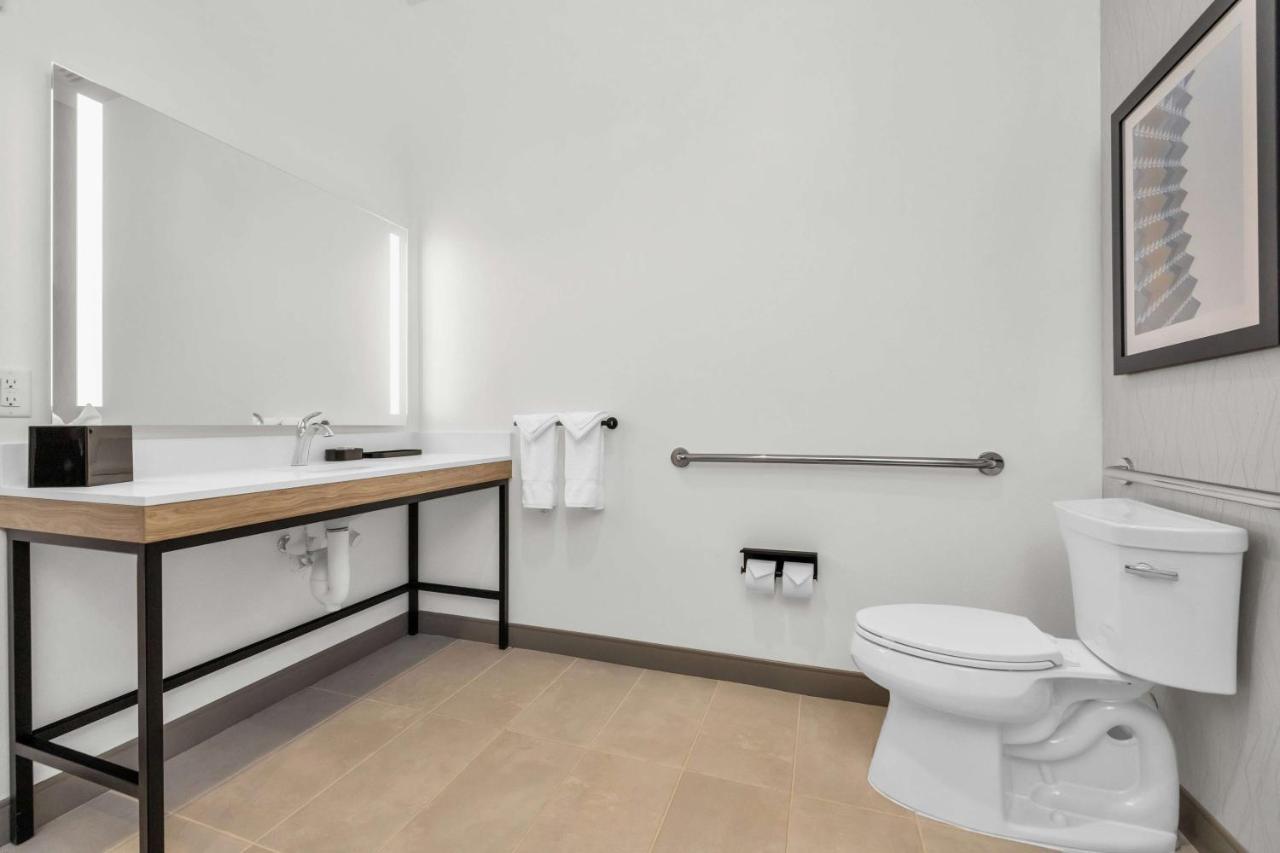 La Quinta & By Wyndham Airport-downtown Hotel