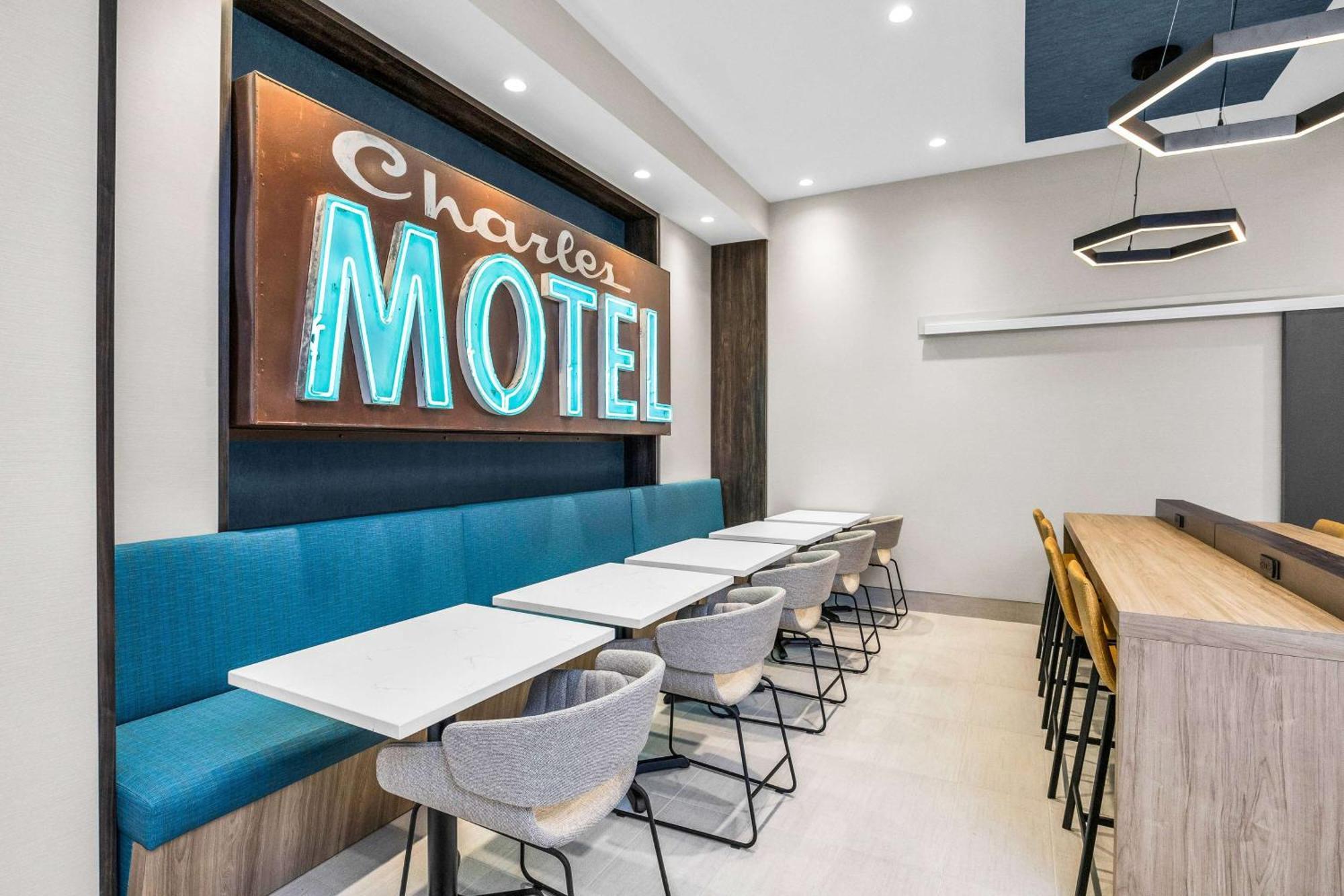 La Quinta & By Wyndham Airport-downtown Hotel