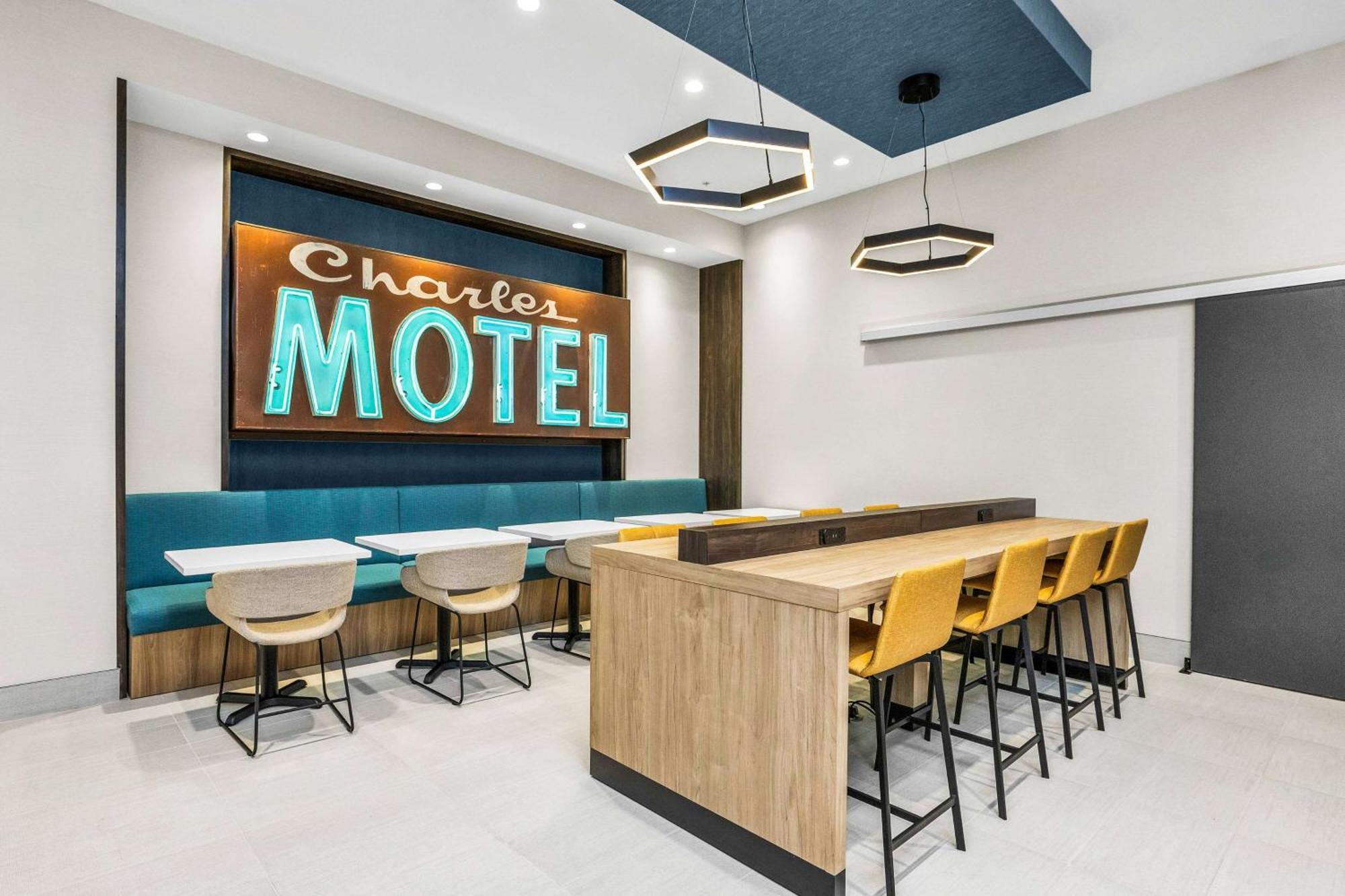 La Quinta & By Wyndham Airport-downtown 3*