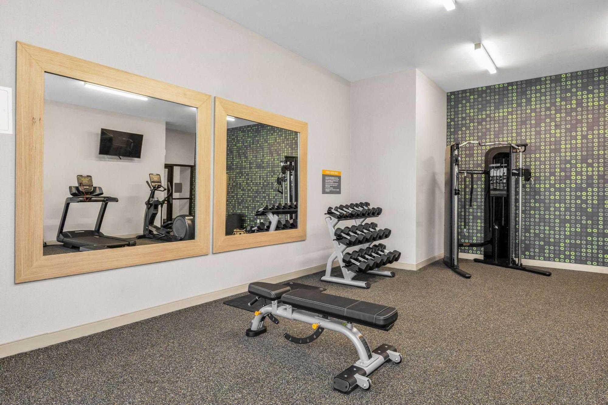 Hotel La Quinta & By Wyndham Airport-downtown