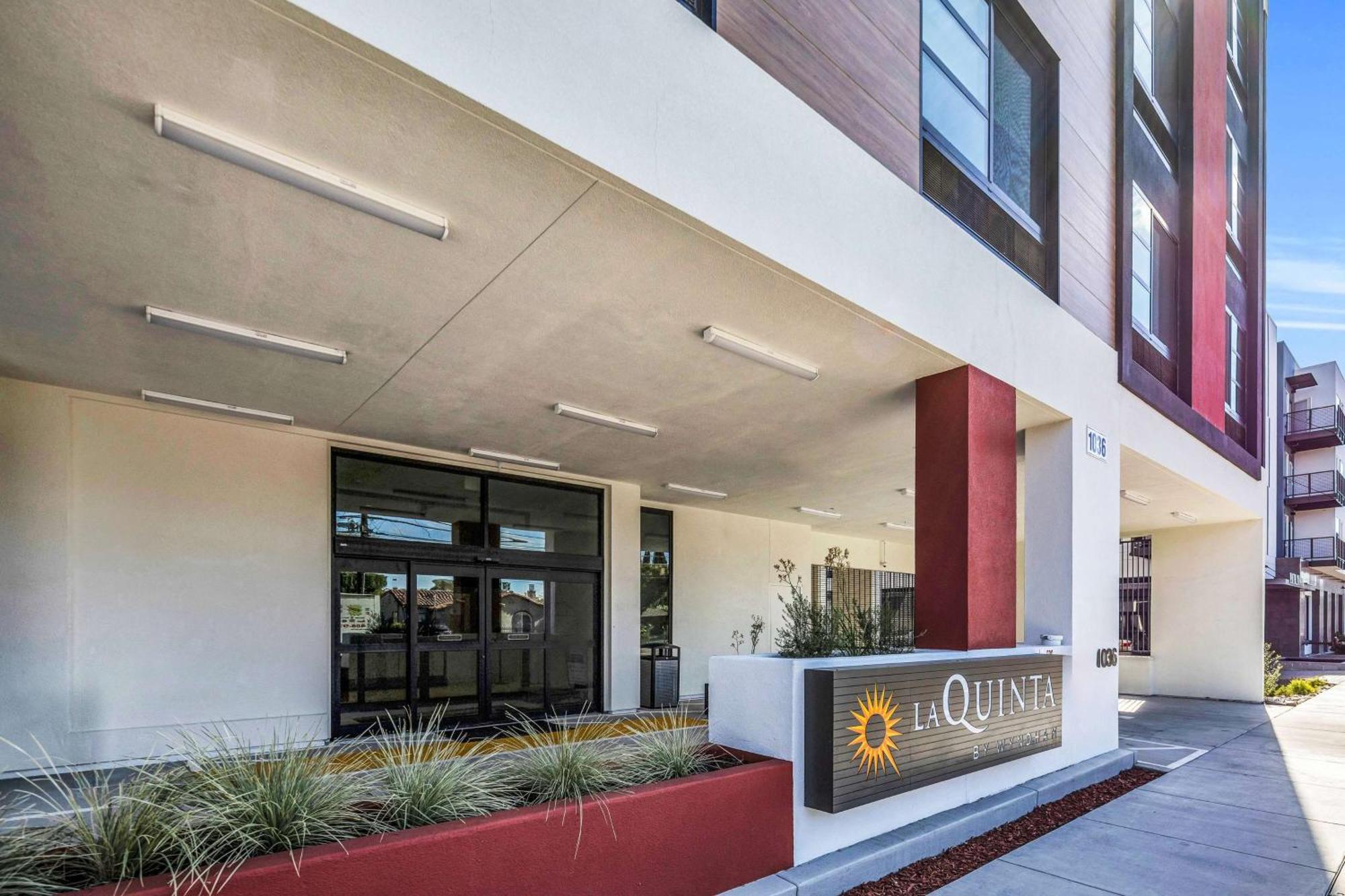 La Quinta & By Wyndham Airport-downtown