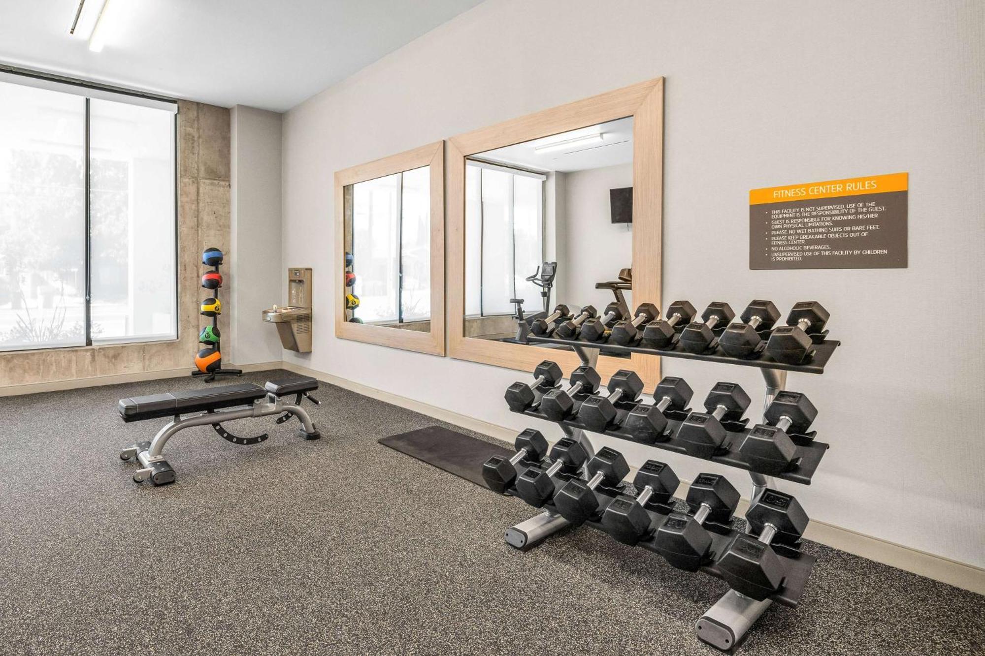 Hotel La Quinta & By Wyndham Airport-downtown 3*
