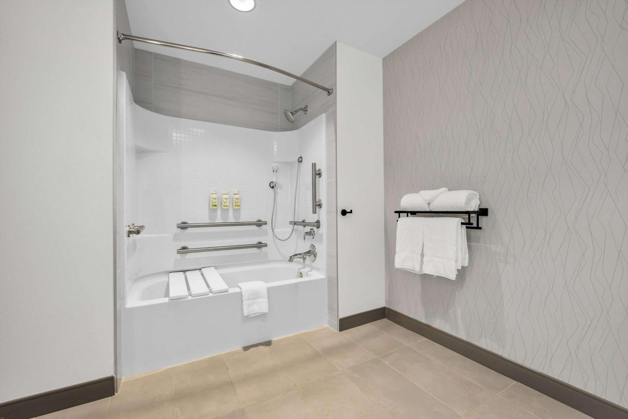 La Quinta & By Wyndham Airport-downtown Hotel
