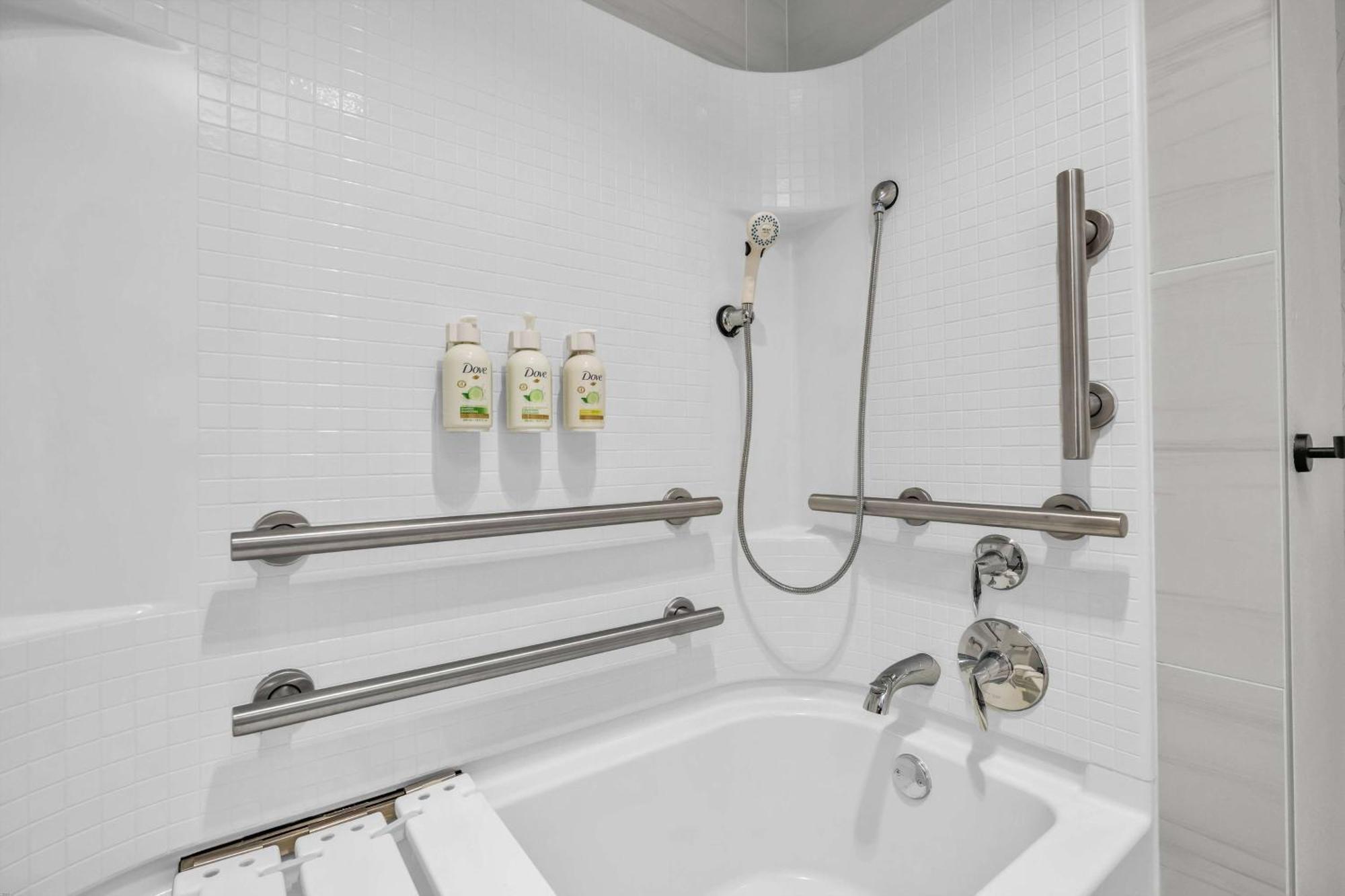 Hotel La Quinta & By Wyndham Airport-downtown 3*