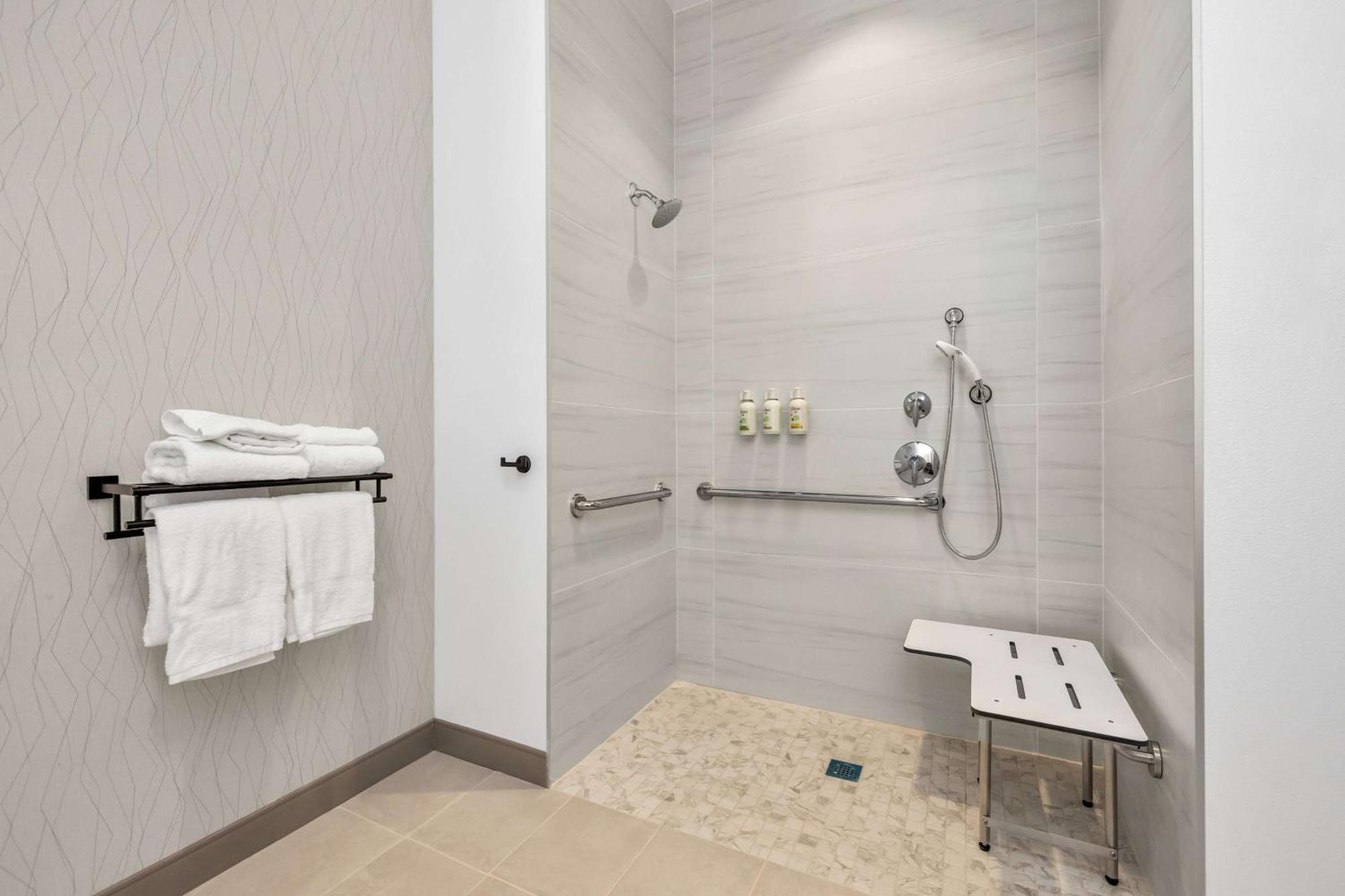 Hotel La Quinta & By Wyndham Airport-downtown