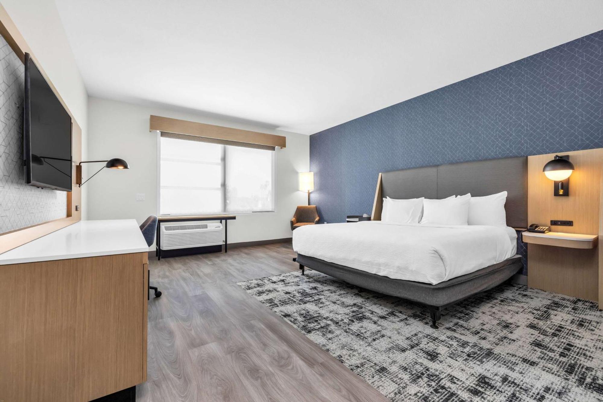 Hotel La Quinta & By Wyndham Airport-downtown 3*
