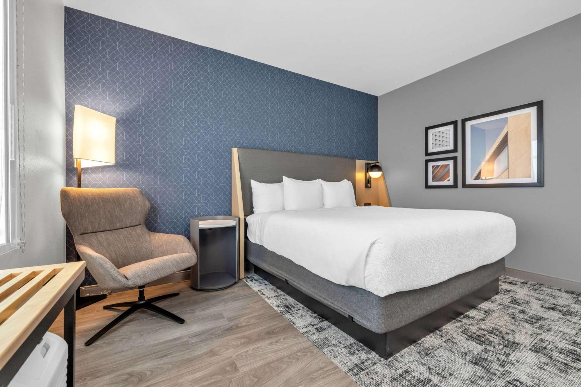 La Quinta & By Wyndham Airport-downtown Hotel