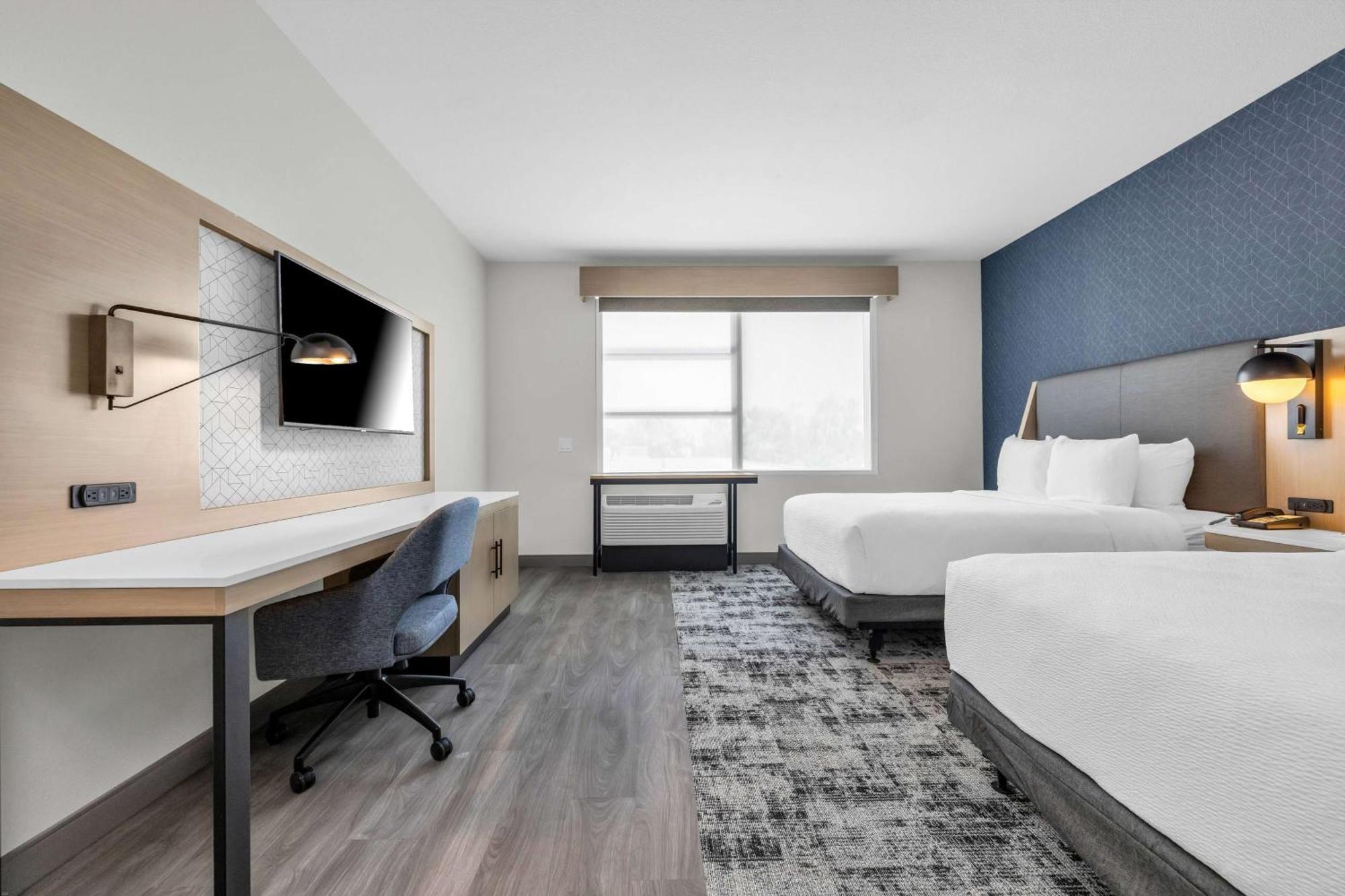La Quinta & By Wyndham Airport-downtown