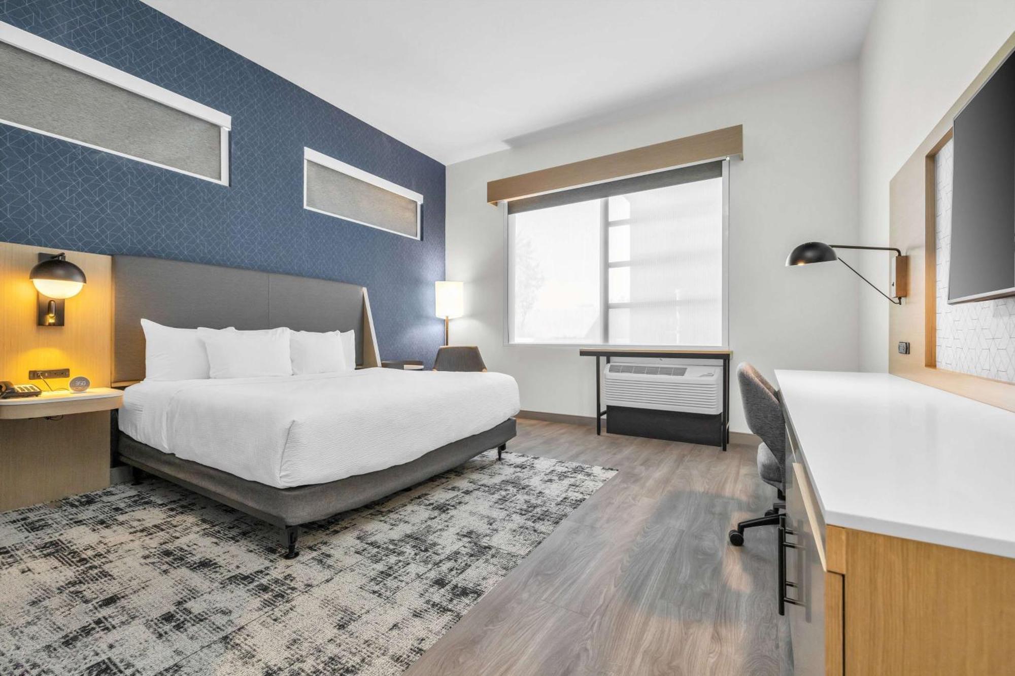 La Quinta & By Wyndham Airport-downtown Hotel