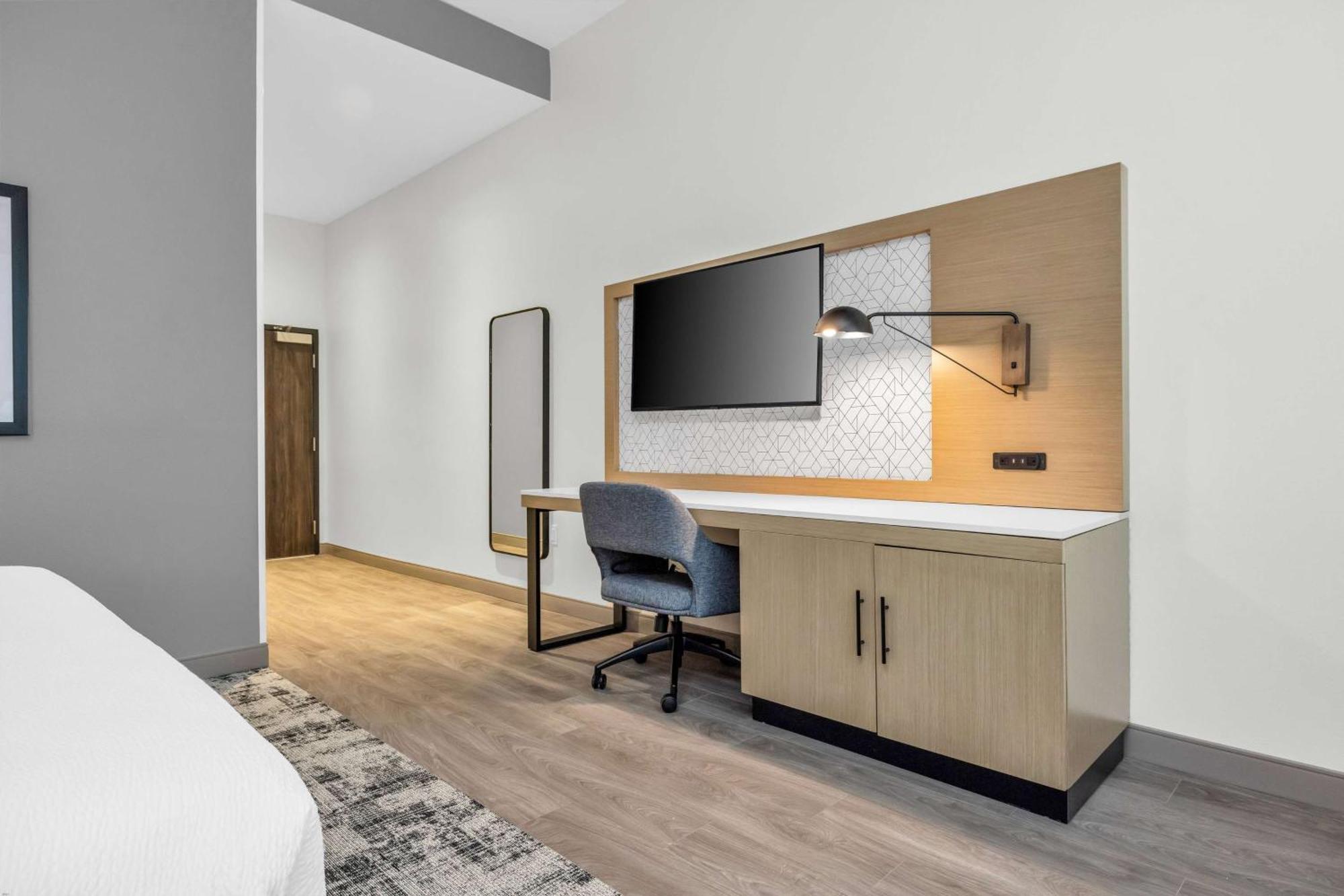 Hotel La Quinta & By Wyndham Airport-downtown 3*