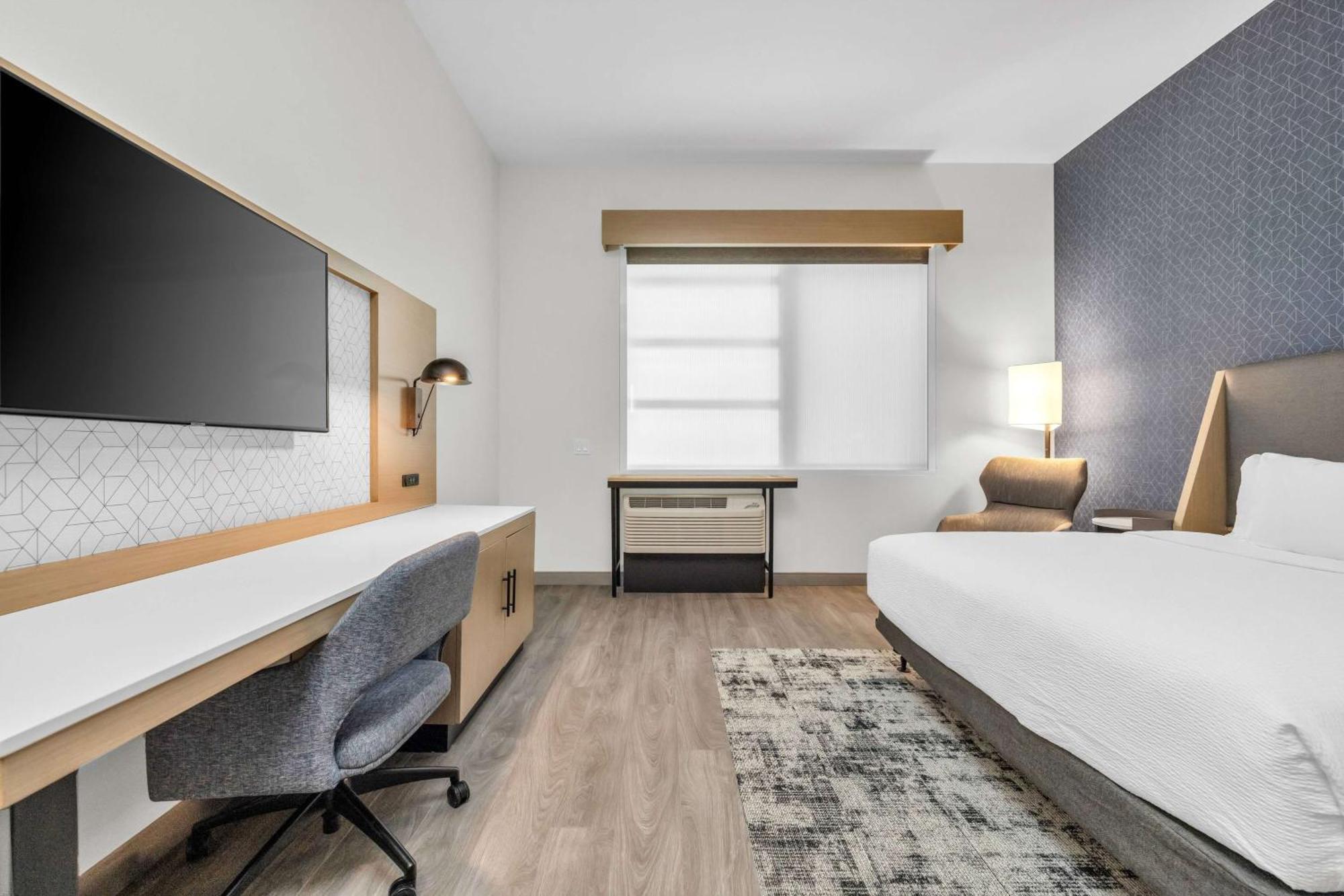 Hotel La Quinta & By Wyndham Airport-downtown 3*