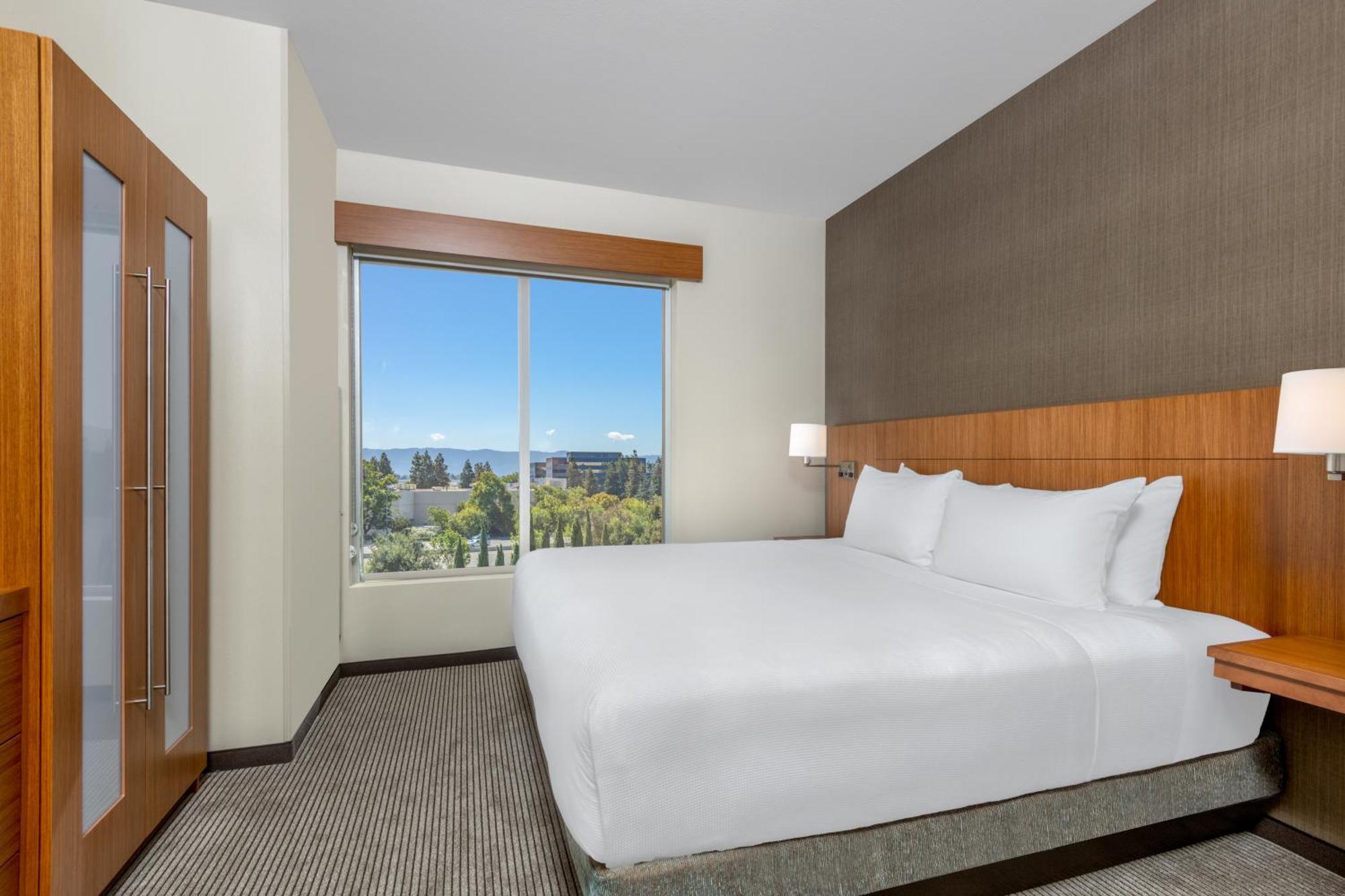 Hyatt Place Airport Hotel 3*