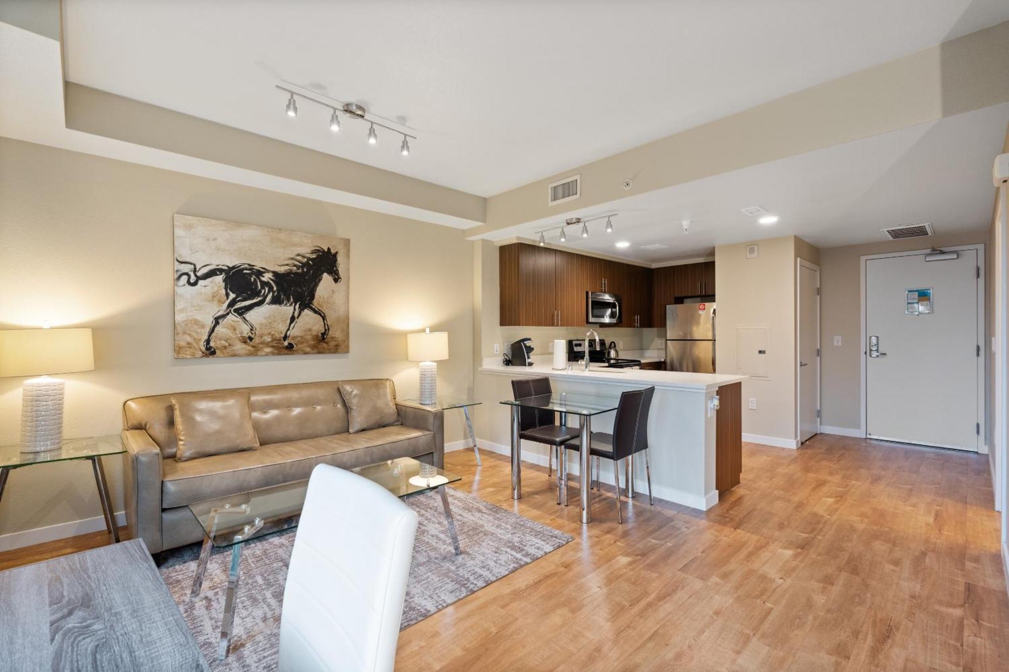 Global Luxury Downtown Apartment *