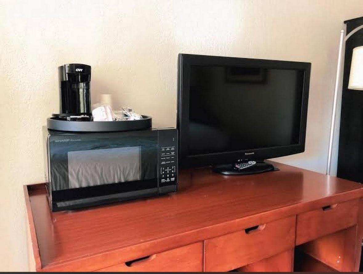 Super 8 By Wyndham Airport *