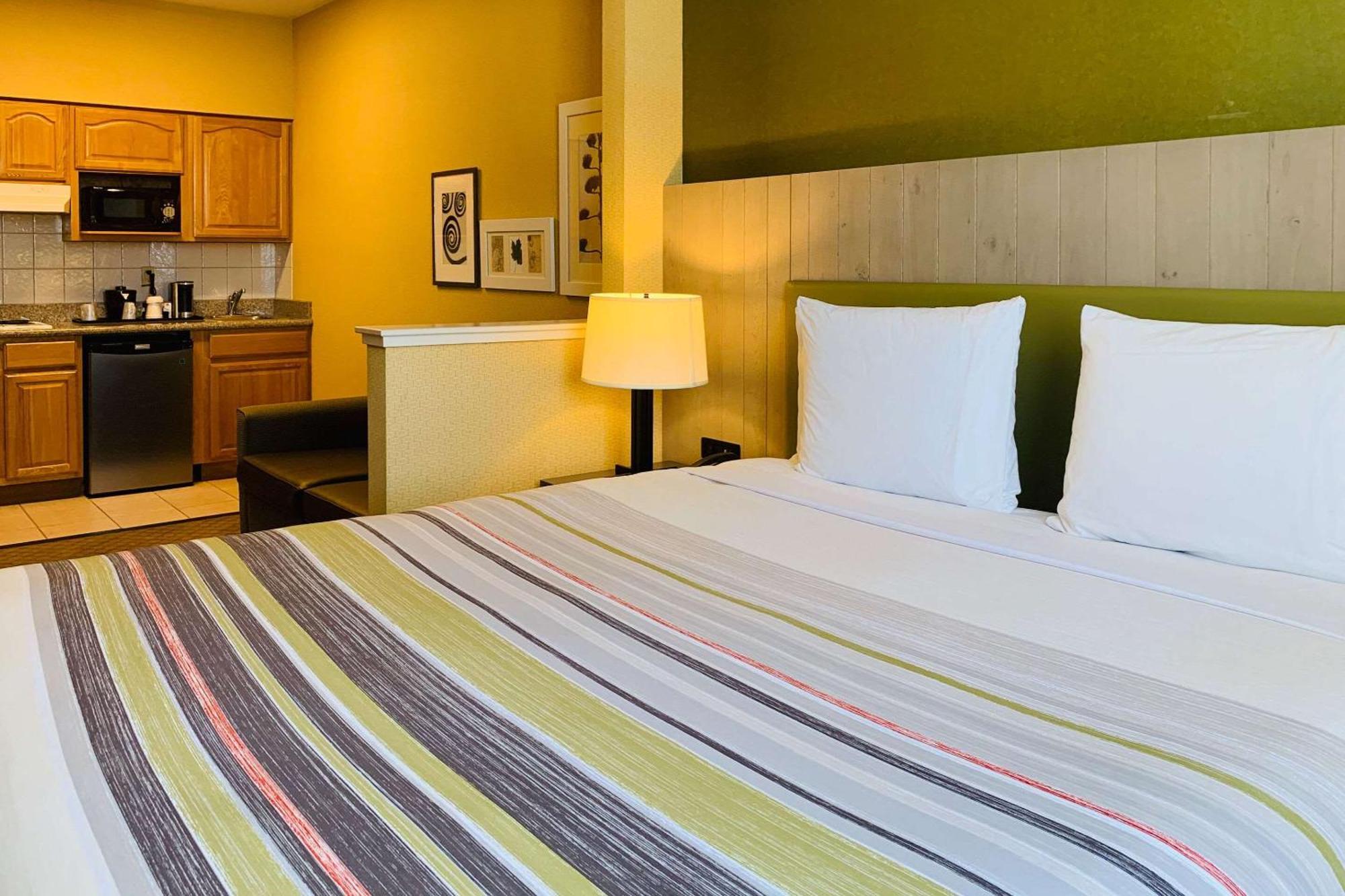 Country & By Radisson, International Airport, Ca