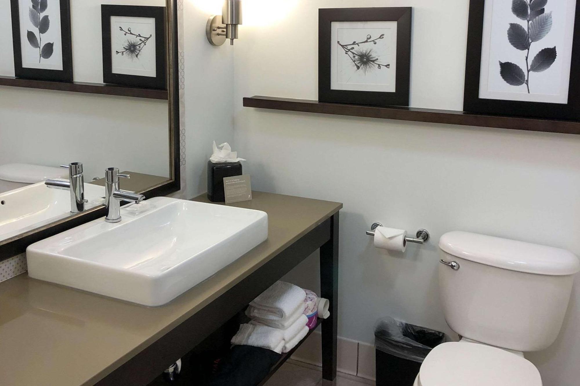 Country & By Radisson, International Airport, Ca Hotel