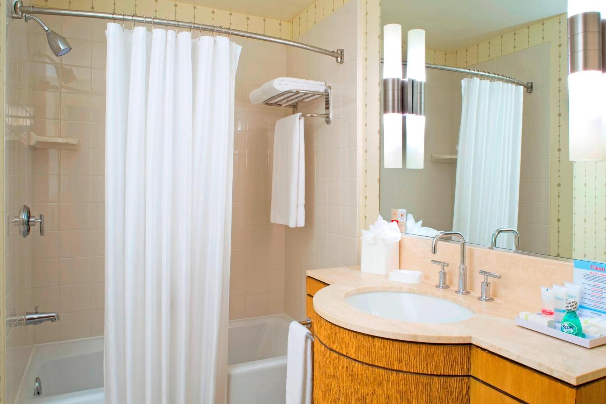 Hotel Four Points By Sheraton Downtown 3*