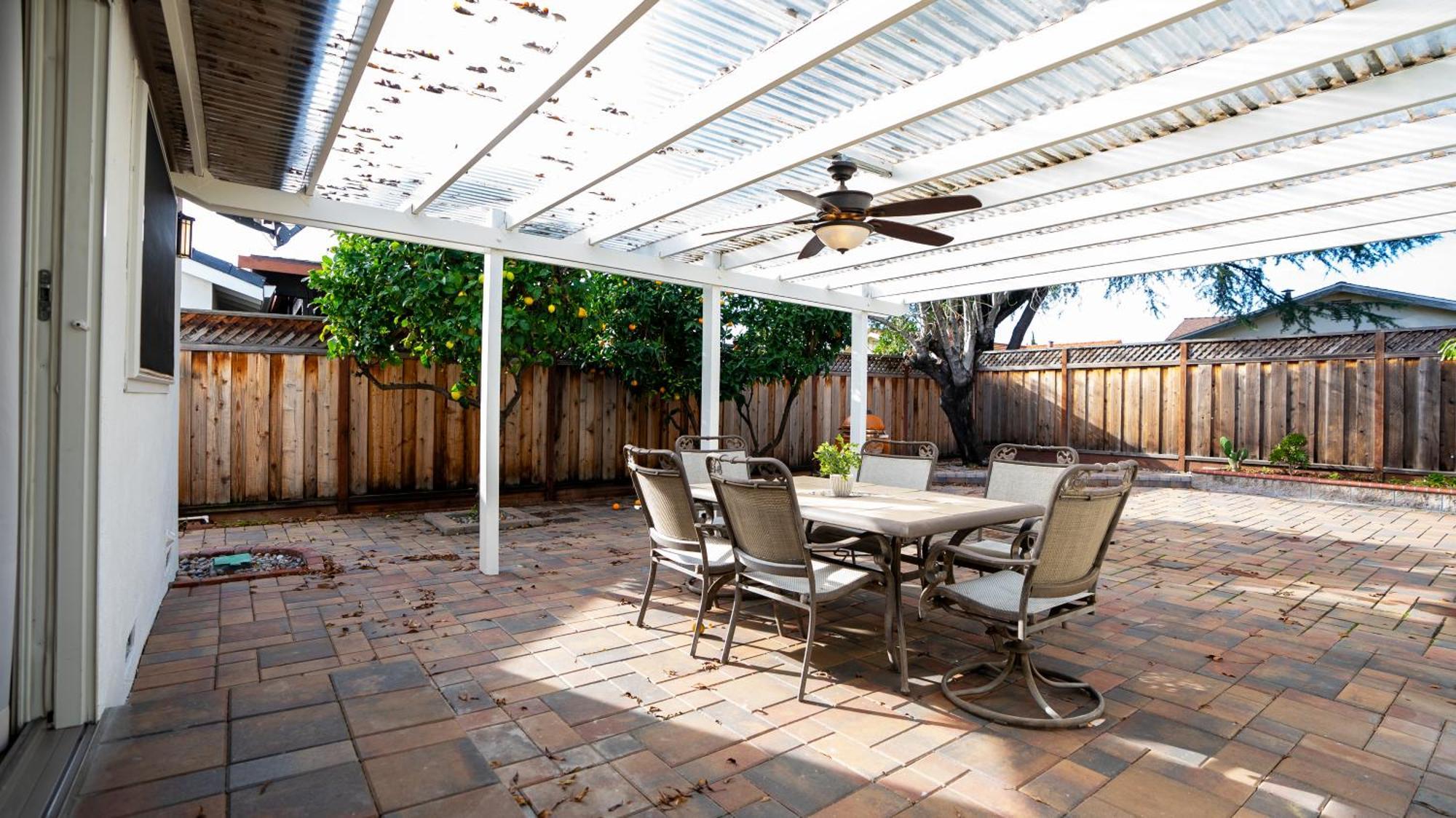 Grand Lux 4br Prime Location & Serene Yard *