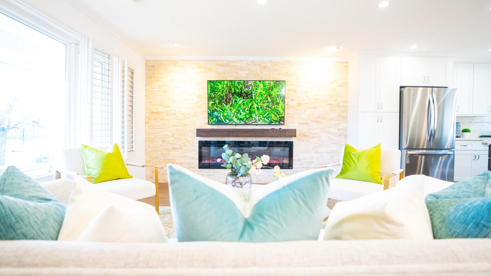 Grand Lux 4br Prime Location & Serene Yard
