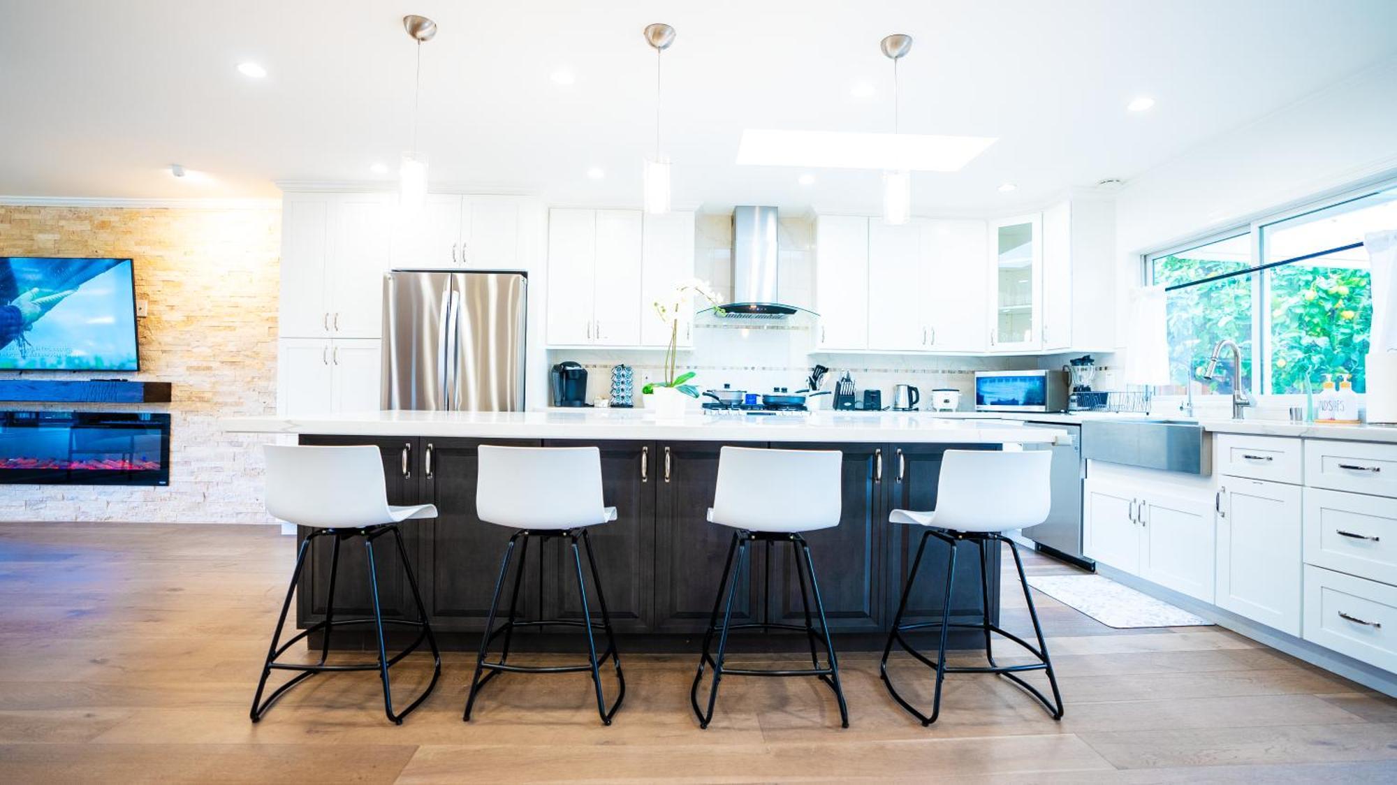 Grand Lux 4br Prime Location & Serene Yard Villa San Jose