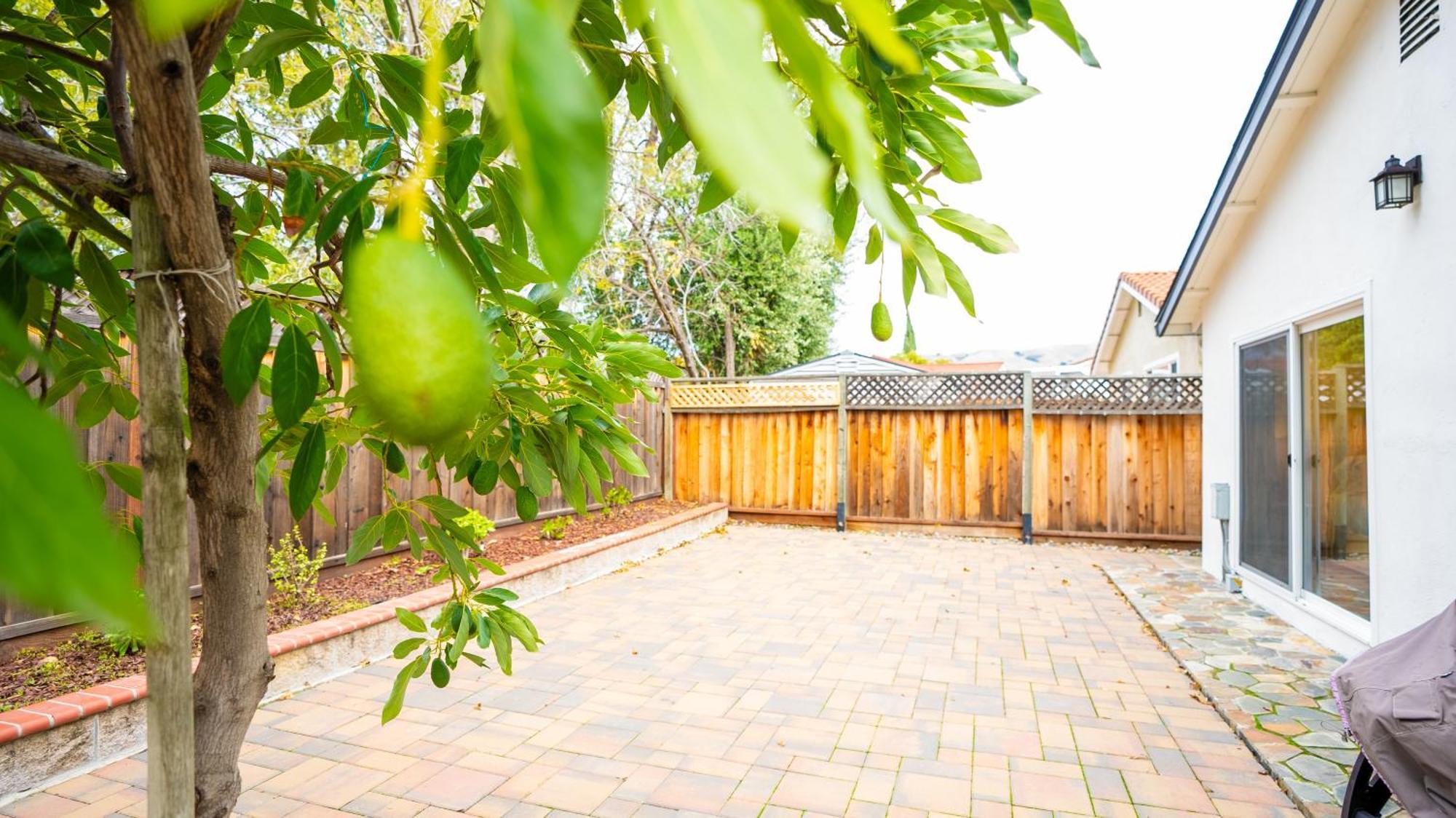 Grand Lux 4br Prime Location & Serene Yard Villa *